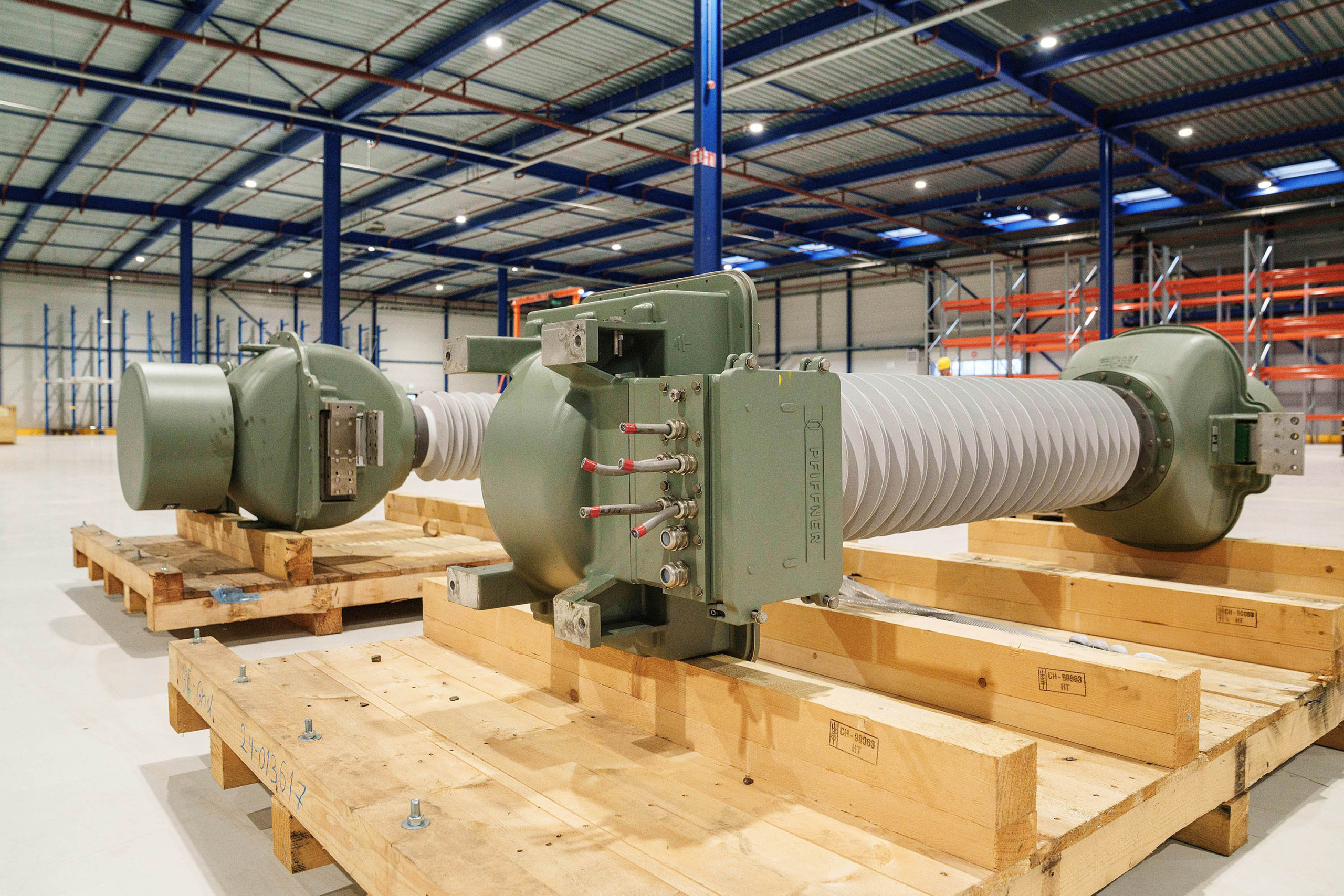 De onderdelen voor de modules worden ter plekke geassembleerd, uitgerust met bedrading, schakelaars en beveiligingssystemen.  Foto Heijmans