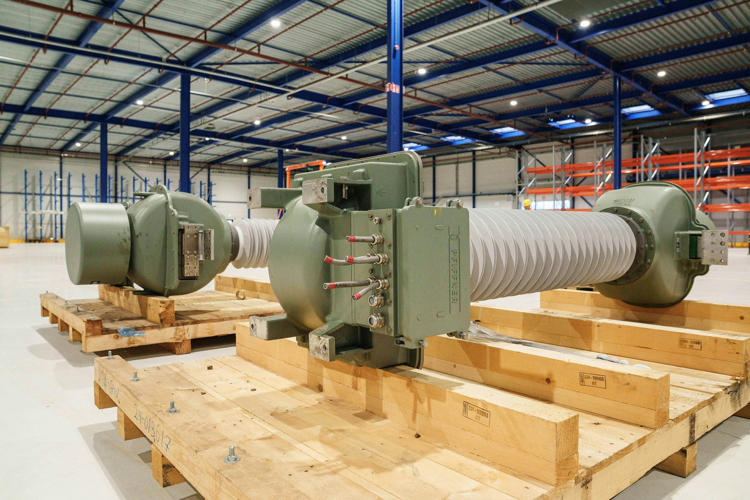 De onderdelen voor de modules worden ter plekke geassembleerd, uitgerust met bedrading, schakelaars en beveiligingssystemen. Foto Heijmans