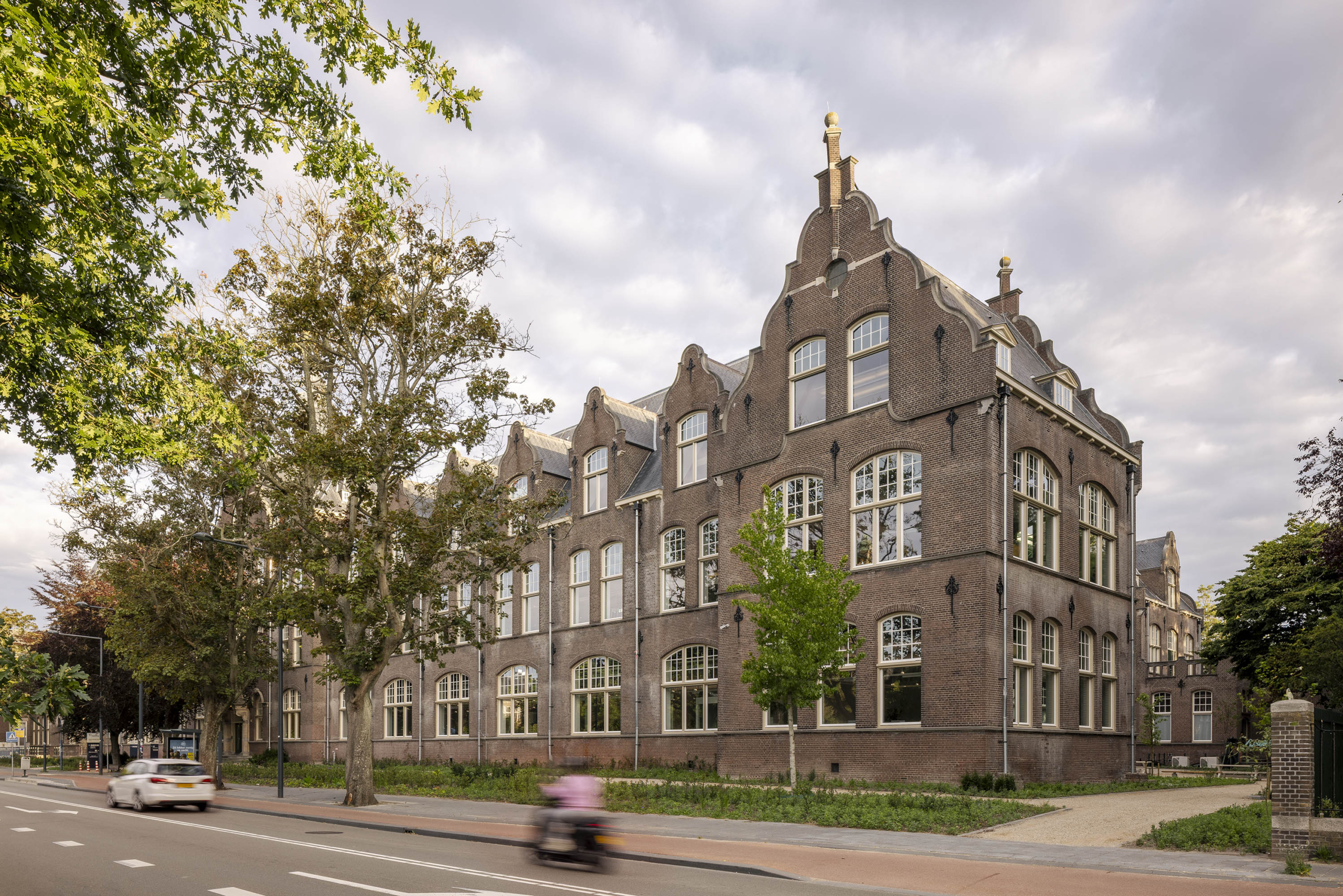Het voormalige faculteitsgebouw voor Mijnbouwkunde van de TU Delft is nu het duurzame kantoor van ingenieursbureau Haskoning. Foto: Lucas van der Wee