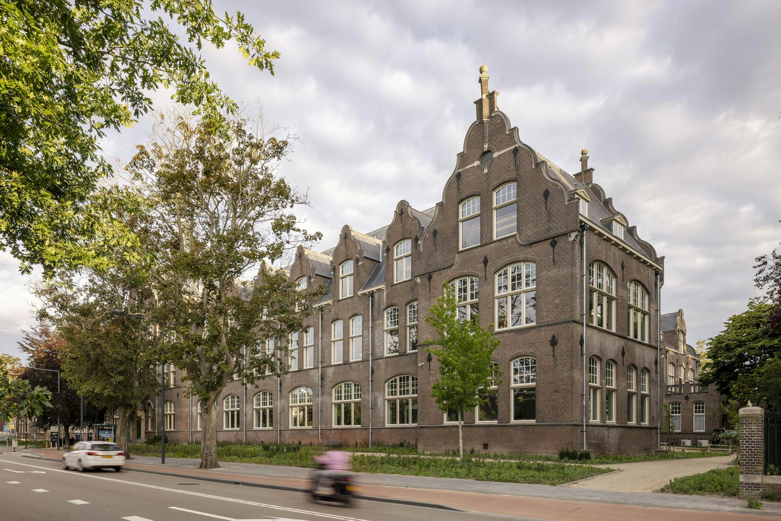 Het voormalige faculteitsgebouw voor Mijnbouwkunde van de TU Delft is nu het duurzame kantoor van ingenieursbureau Haskoning. Foto: Lucas van der Wee
