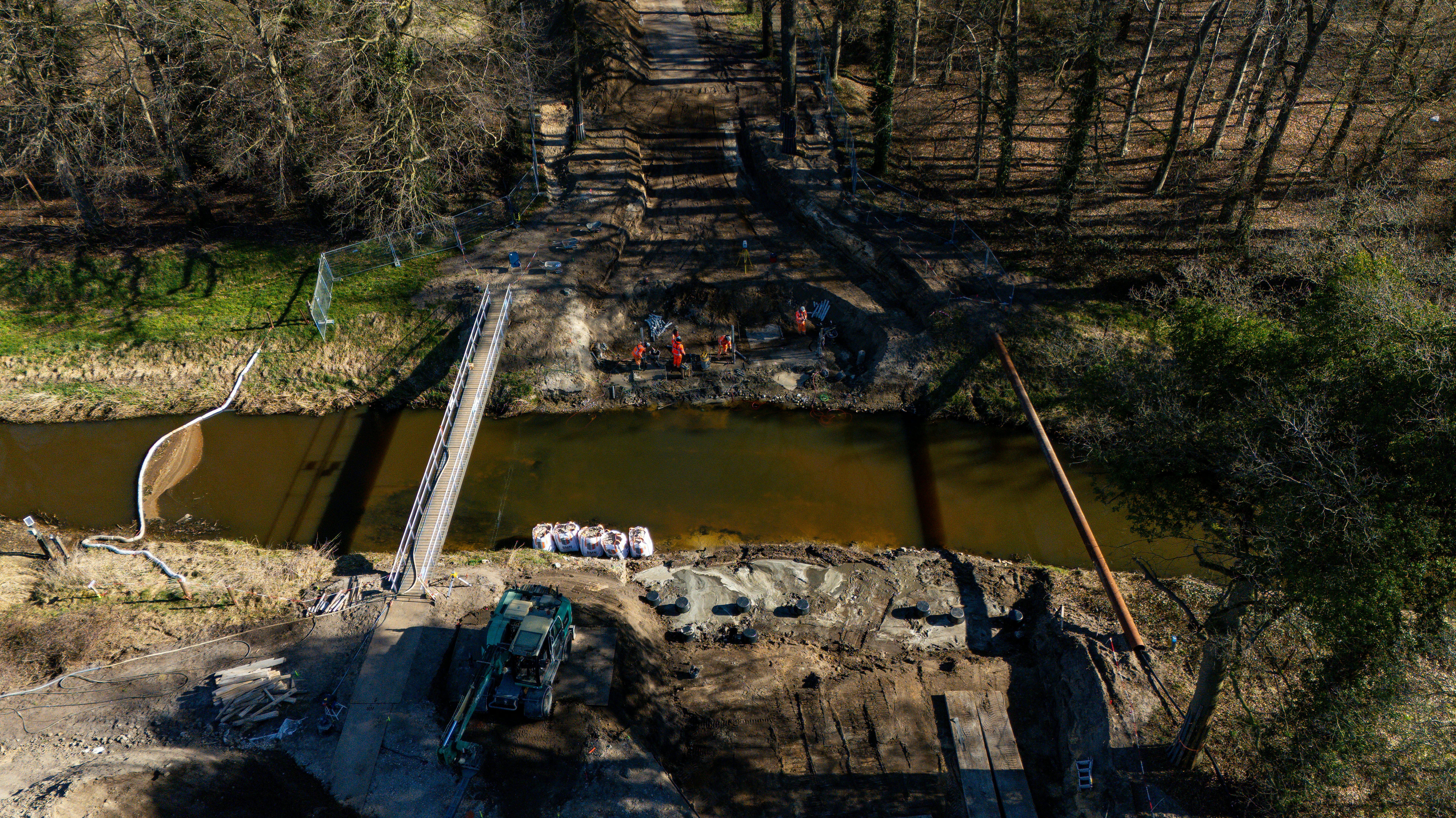 Werkzaamheden aan Vloedstegenbrug in het prille begin. De brug overspant de Buurserbeek. Foto: Gemeente Haaksbergen