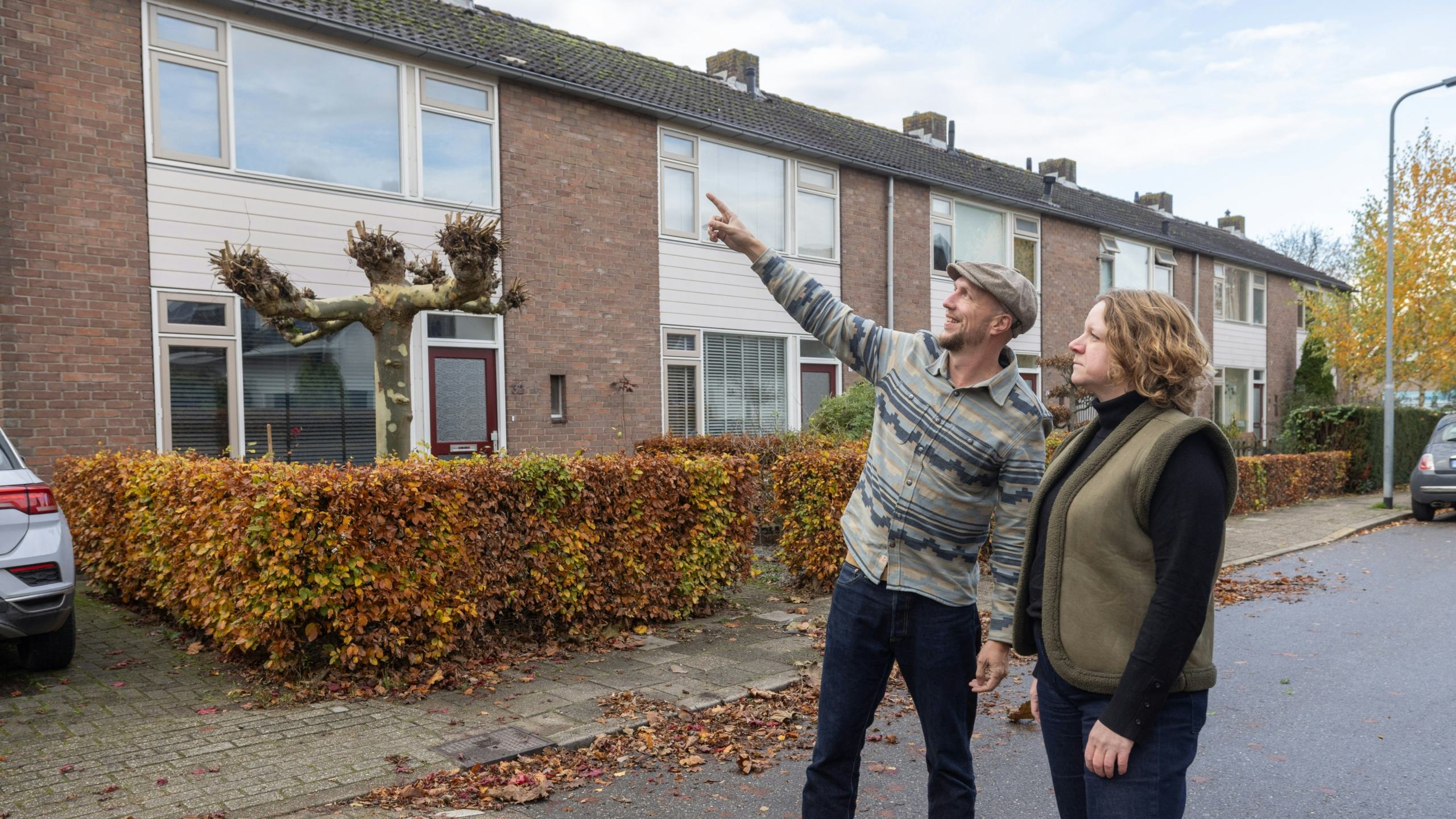 Strategisch ketenregisseur Maik Knuiman en programmamanager Monique van Helvert van woningcorprotatie Thius bij een project in Lienden. Foto: Sjef Prins - APA Foto