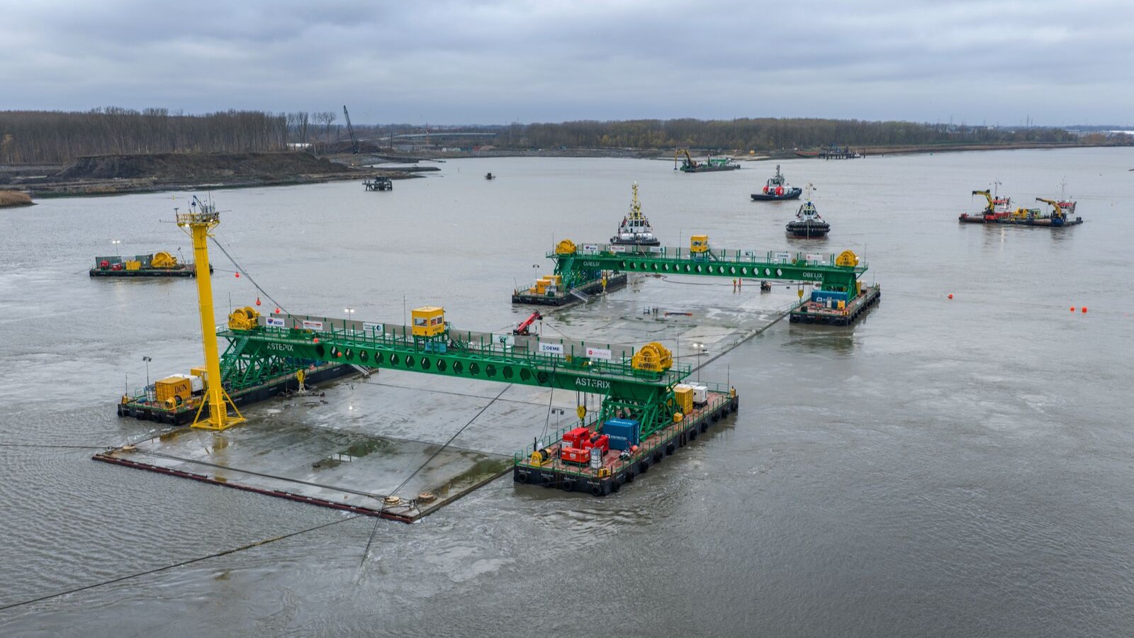 Het precisiewerkje van het plaatsen van het laatste tunneldeel in de Schelde verliep vlekkeloos. Foto: Lantis