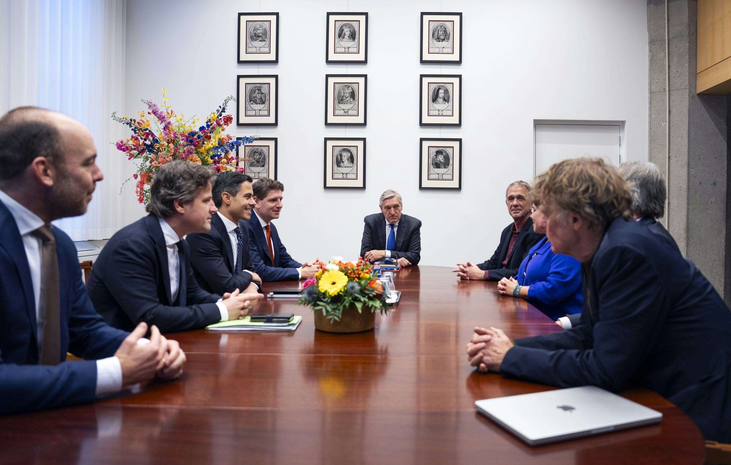 Sybrand van Haersma Buma (CDA), fractievoorzitters Rob Jetten (D66) en Henri Bontenbal (CDA) en hun secundanten praten met de experts, Sharon Dijksma, voorzitter van de Vereniging Nederlandse Gemeenten,Peter Boelhouwer, hoogleraar Housing systems, Technische Universiteit Delft,
Winy Maas, architect en hoogleraar Architectural Design, Technische Universiteit Delft en Arno Visser, voorzitter van Bouwend Nederland over het thema wonen en ruimte. Foto ANP/HH