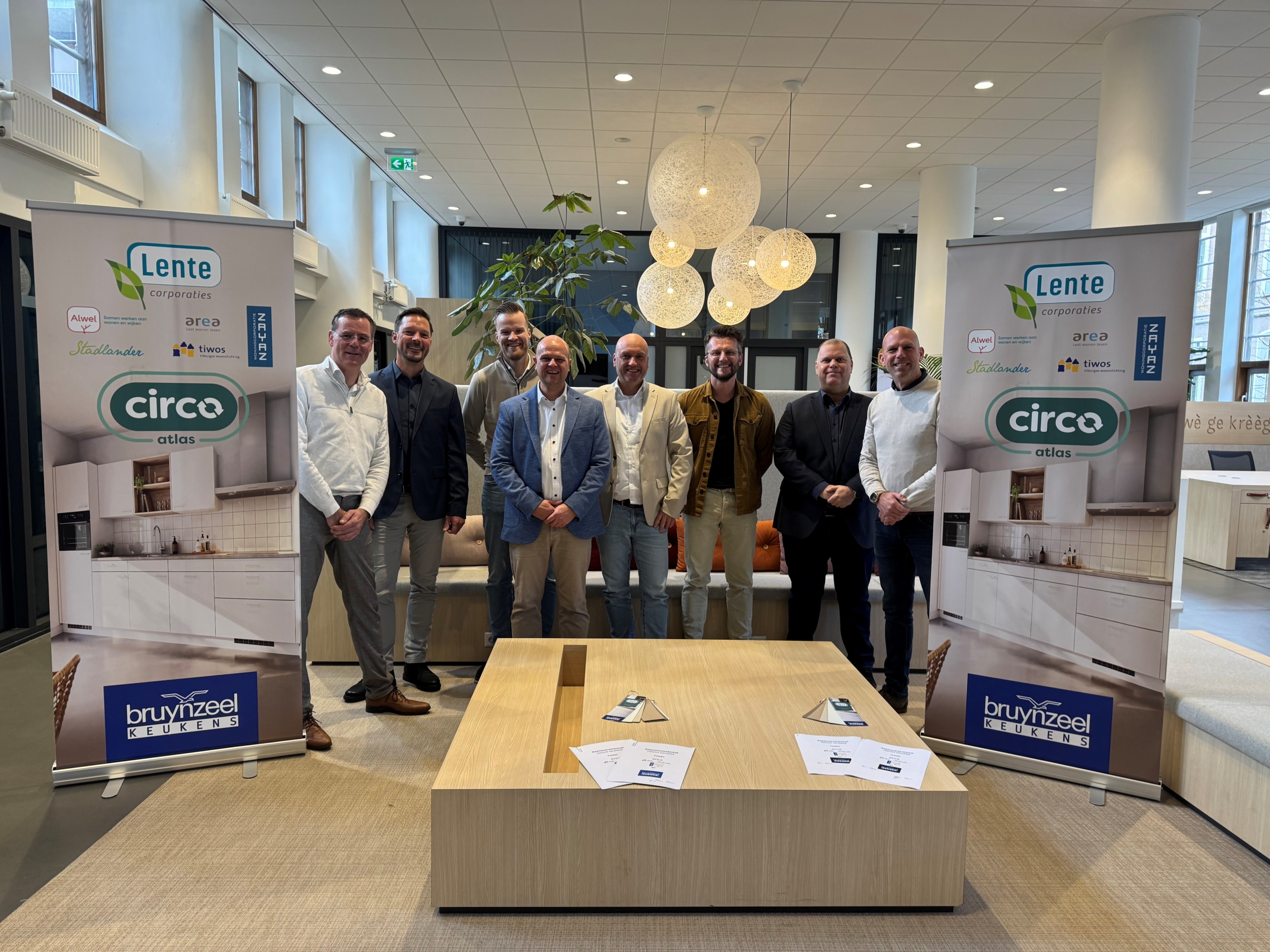 V.l.n.r.: Paul Dons, Jack Musters, Daan van Asperen, Michael Kluytmans, Leon van ‘t Hof, Robert Fase, Mark Rijnbout en Ronald de Waal.