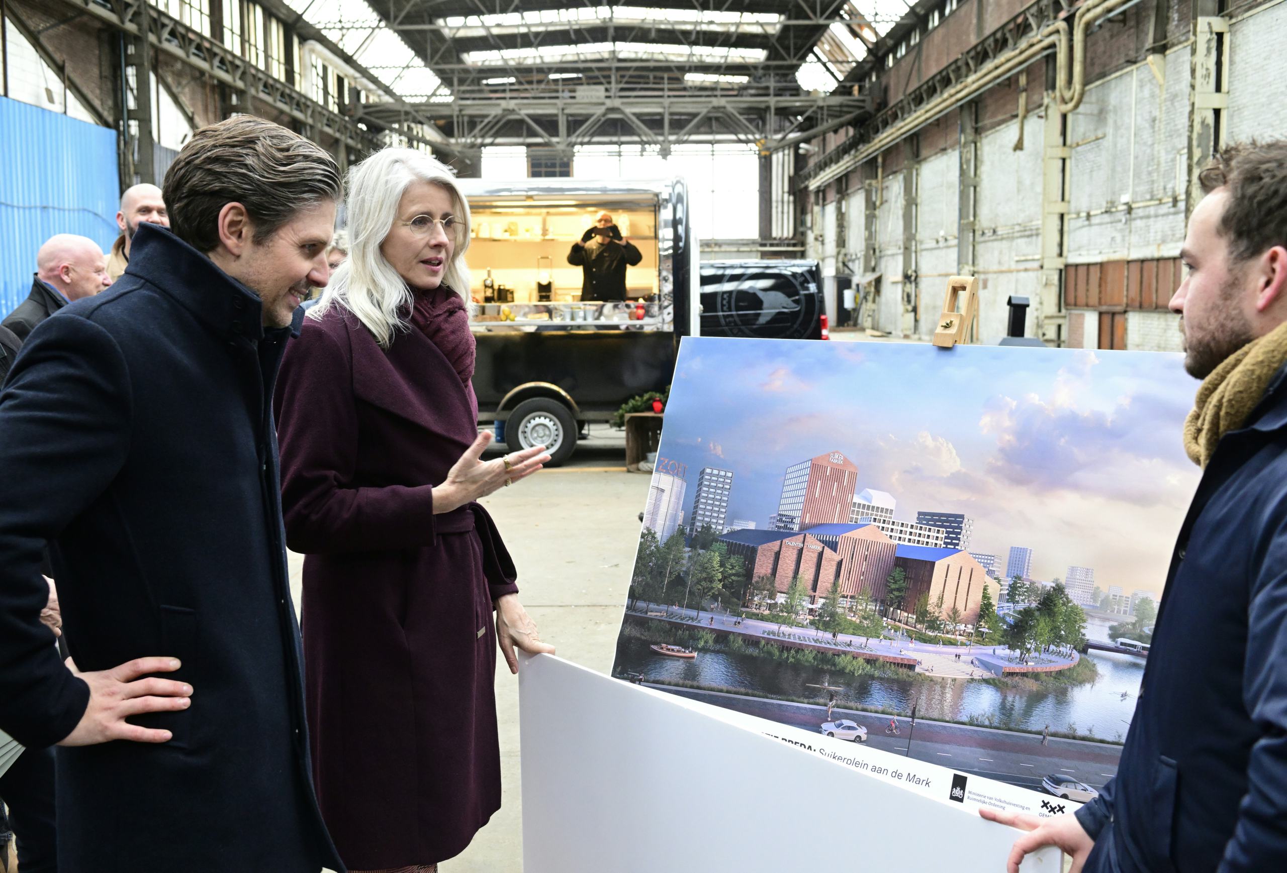 Minister Mona Keijzer bezocht In Breda 5 TRACKS en het spoorpark die inmiddels klaar zijn ,vervolgens bezocht de minister het Havenkwartier en de erfgoedhal waar nog gebouwd moet worden. De stad heeft de toekenning van 24,5 miljoen euro rijksbijdrage voor de ontwikkeling van het stadsdeel t' Zoet. Foto Erald van der Aa