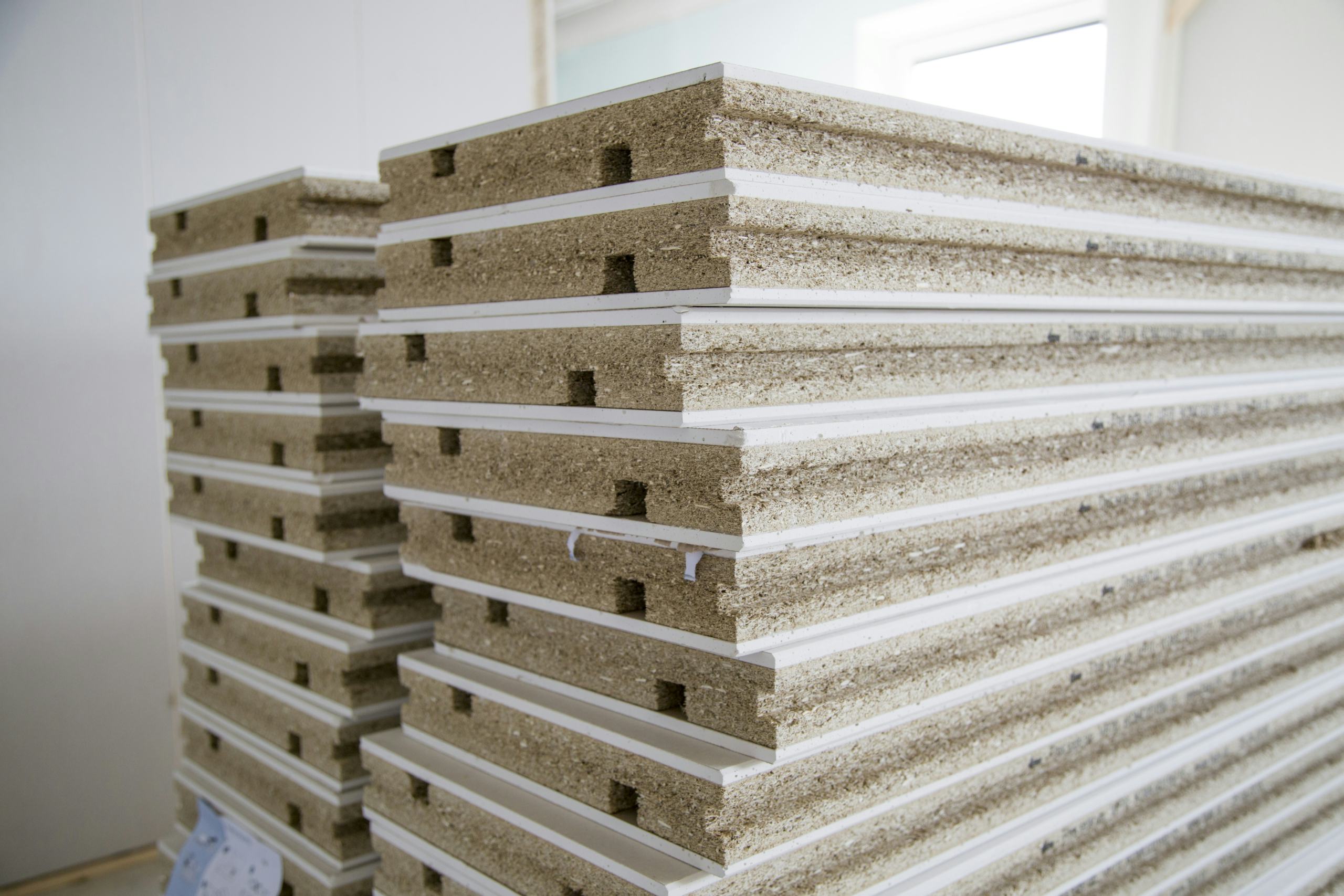 De gebruikte milieuvriendelijke prefab elementen hebben een massieve kern van vlas en een toplaag van gipskarton.