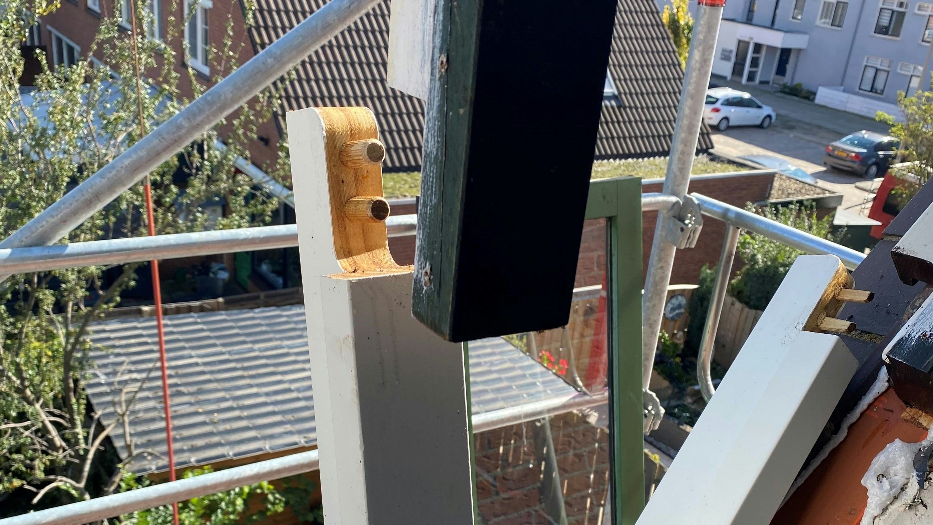 De aangetaste onderdorpel en de hoekverbindingen met stijlen worden volledig doorgefreesd met een speciaal ontwikkelde mal en vervangen door een nauwkeurig vervaardigd prefabdeel.