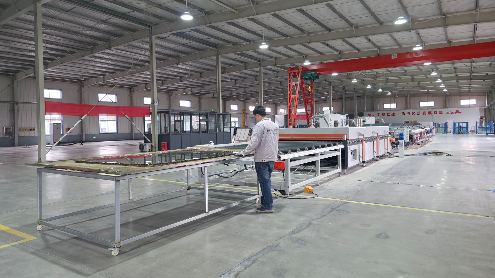 De productielijn van circulair vacuümglas in China, die volgend jaar naar Nederland komt. Foto: GlobalGlassGroup