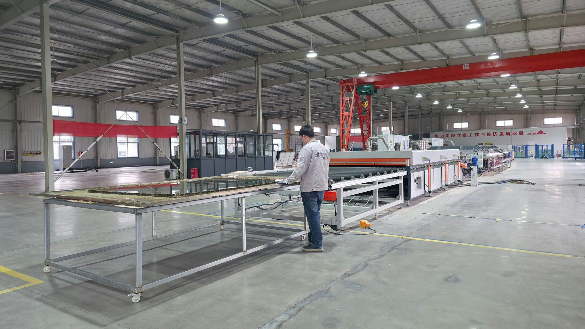 De productielijn van circulair vacuümglas in China, die volgend jaar naar Nederland komt. Foto: GlobalGlassGroup