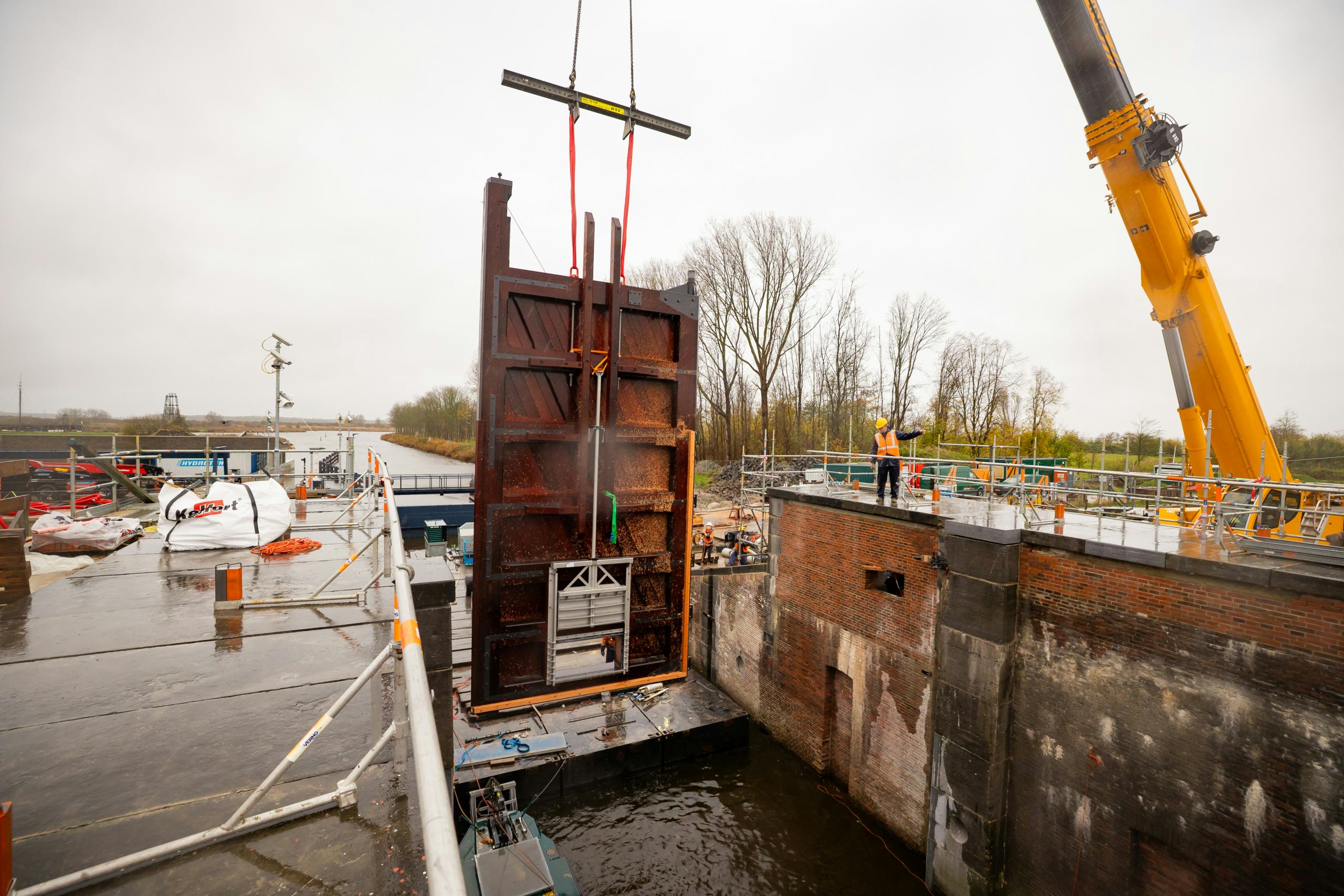 Plaatsing monumentale sluisdeuren. Foto: Jason Setzer.