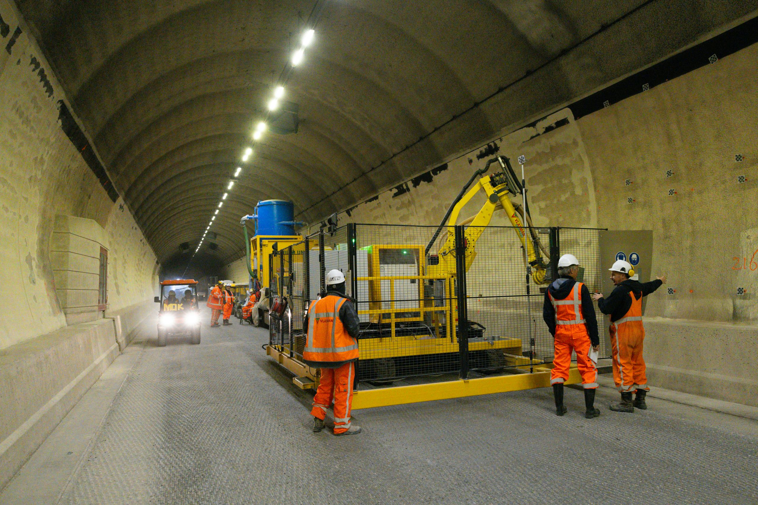 Twee jaar na het eerste idee is de robot inmiddels een eind op dreef in de Haagse boortunnel. Foto: Whale/Tom van der Wal