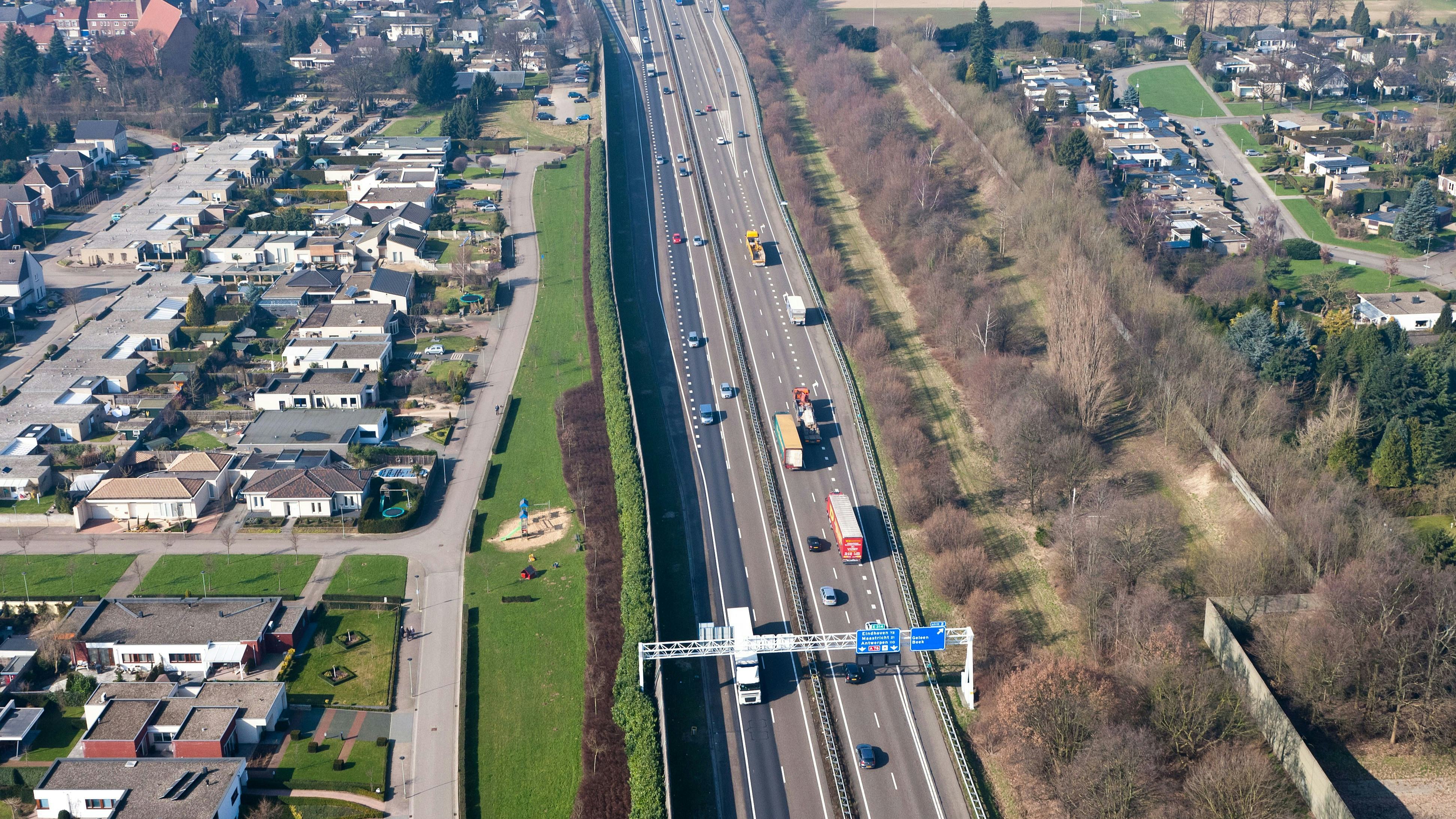De A2 tussen Het Vonderen en Keerensheide bestaat nu uit 2x2 rijstroken en een spitsstrook. Foto: Joop van Houdt/Rijkswaterstaat