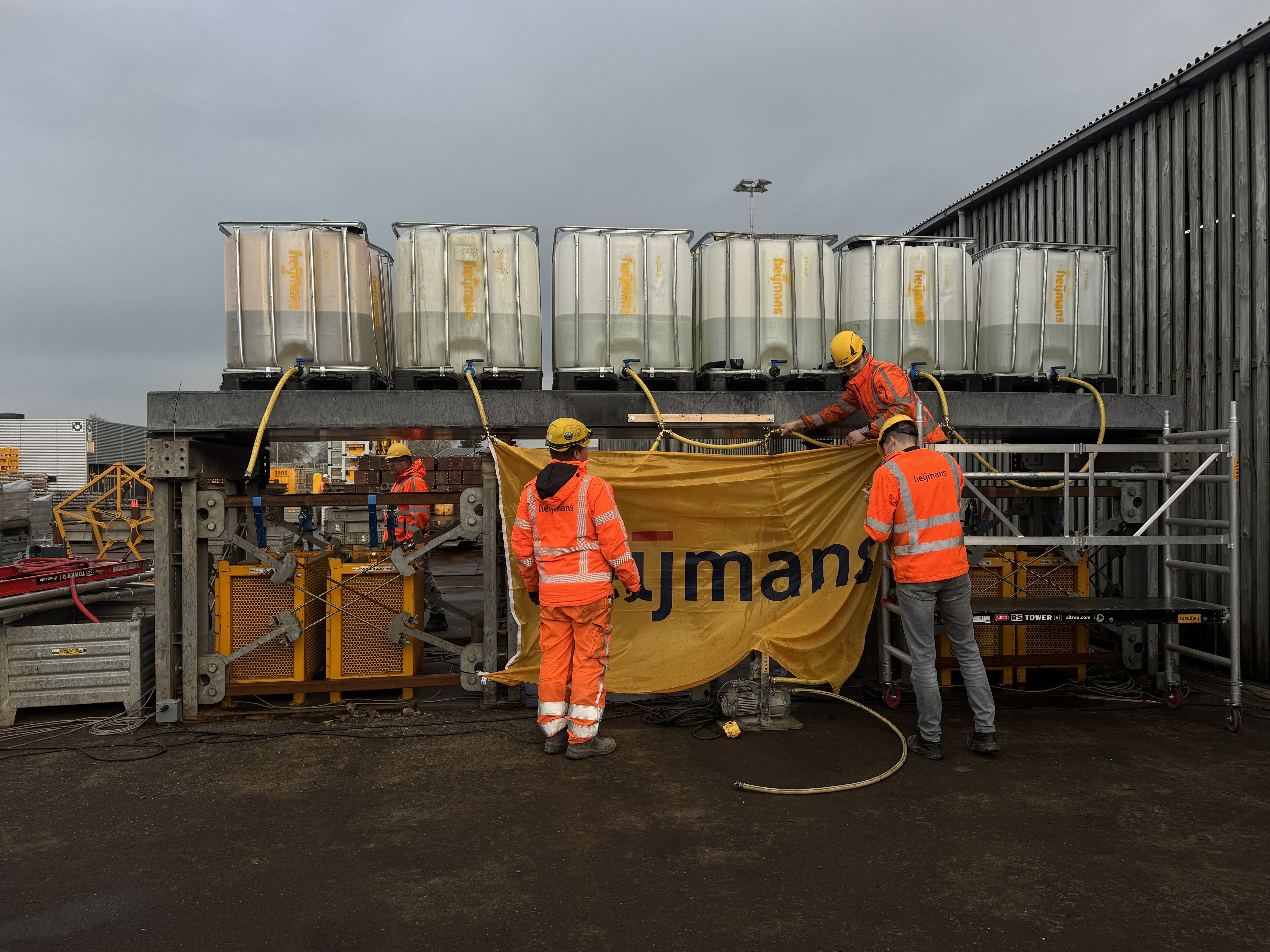 Voordat hij op zijn plek werd gelegd, is er acht ton proefbelasting gezet op de CO2 neutrale betonbrug. Foto: Heijmans.  