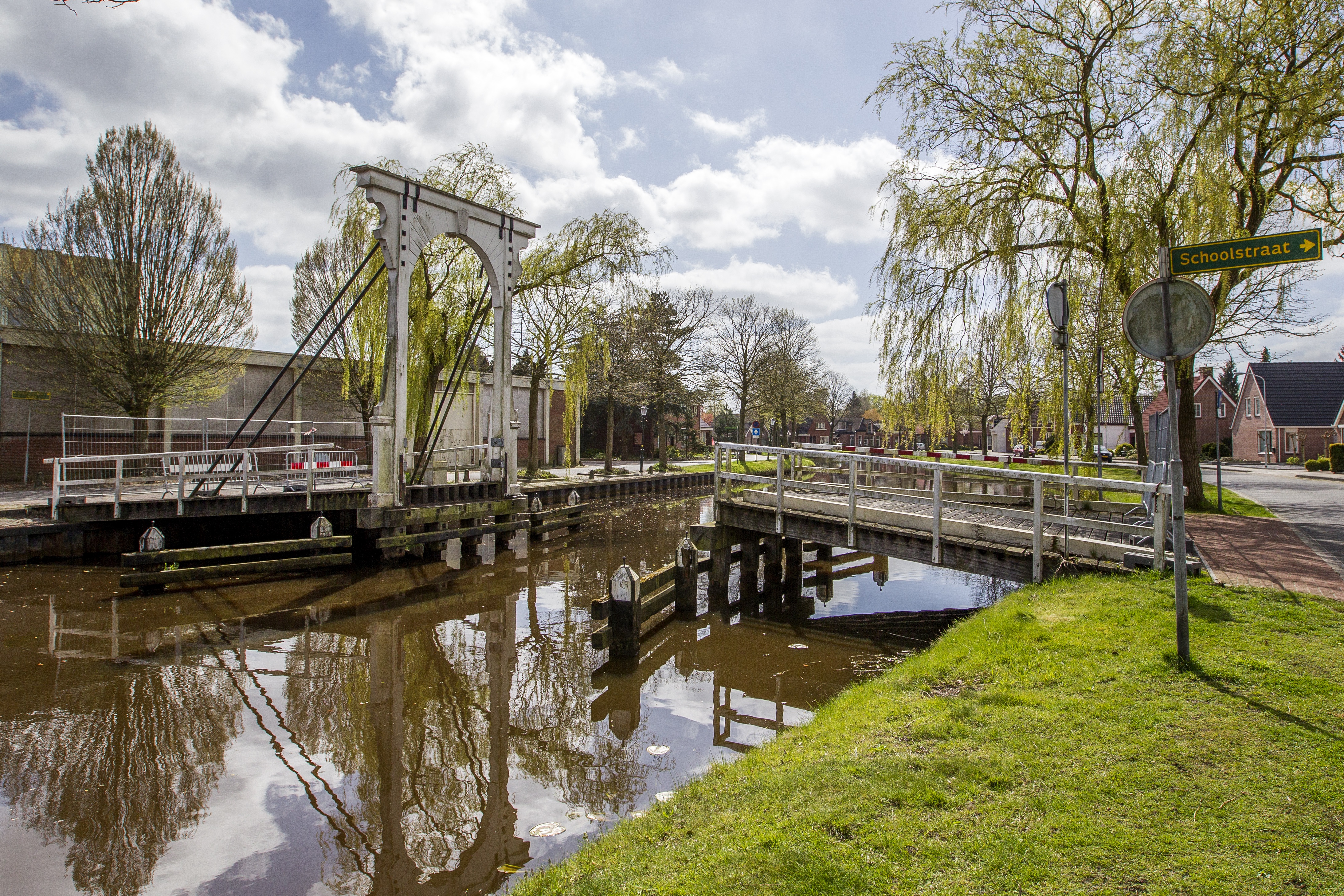 Volgens de Dorpscoöperatie Pekela is het waarschijnlijk dat de meeste houten bruggen in Pekela moeten verdwijnen. Op de foto de gedemonteerde Britanniaklap in Oude Pekela in 2016. Door achterstallig onderhoud moest het onveilige brugdeel verwijderd worden. In 2024 was de bovenbouw aan de beurt om weggehaald te worden vanwege een scheur. Foto: Huisman Media/ANP