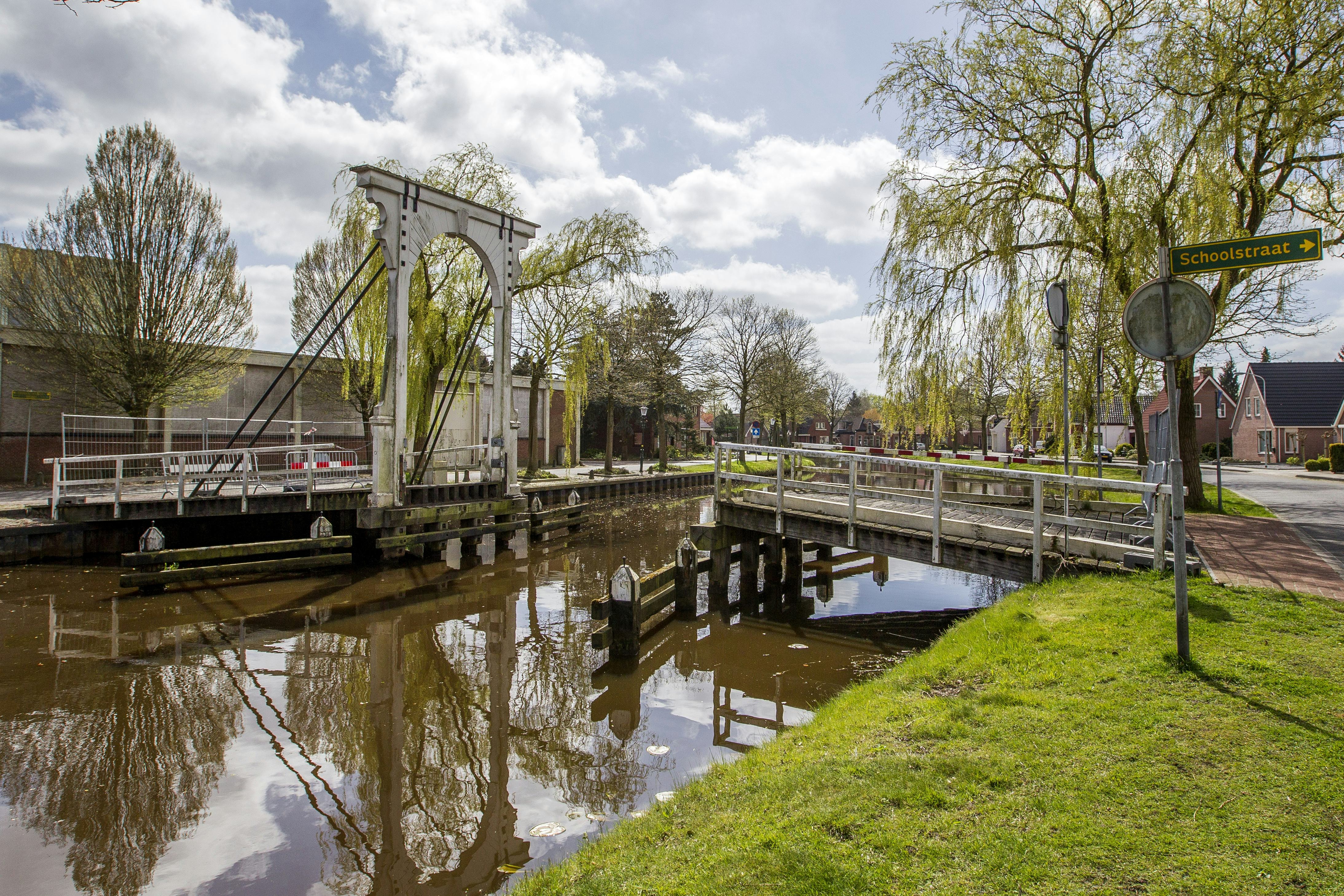 Volgens de Dorpscoöperatie Pekela is het waarschijnlijk dat de meeste houten bruggen in Pekela moeten verdwijnen. Op de foto de gedemonteerde Britanniaklap in Oude Pekela in 2016. Door achterstallig onderhoud moest het onveilige brugdeel verwijderd worden. In 2024 was de bovenbouw aan de beurt om weggehaald te worden vanwege een scheur. Foto: Huisman Media/ANP