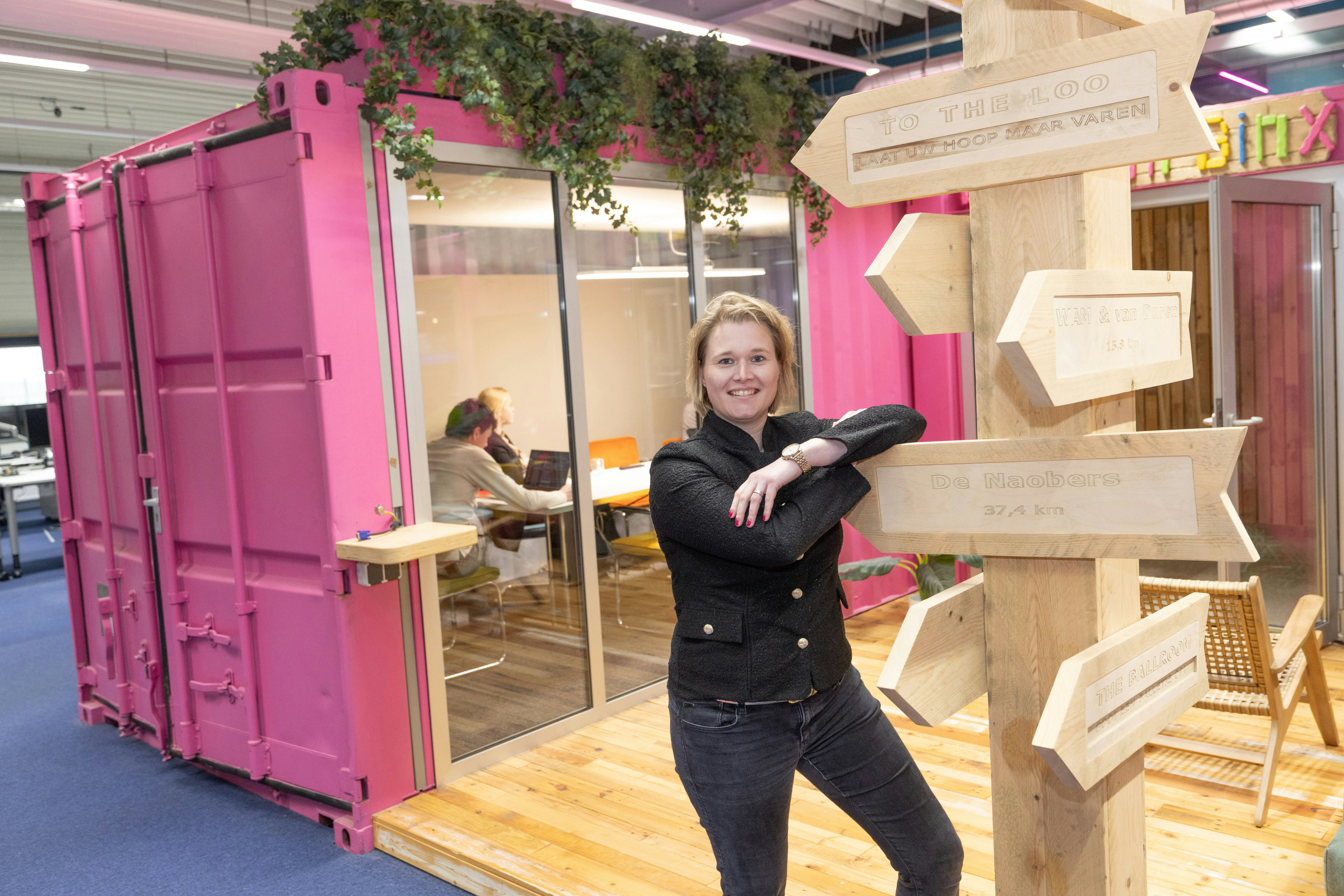 Leonie Meuwszen van BINX Smartility in haar kantoor in Groenlo: "We letten nu weer op meer vrouwen in de beeldvorming, en meteen melden er zich twee vrouwen."
Foto: Sjef Prins / APA