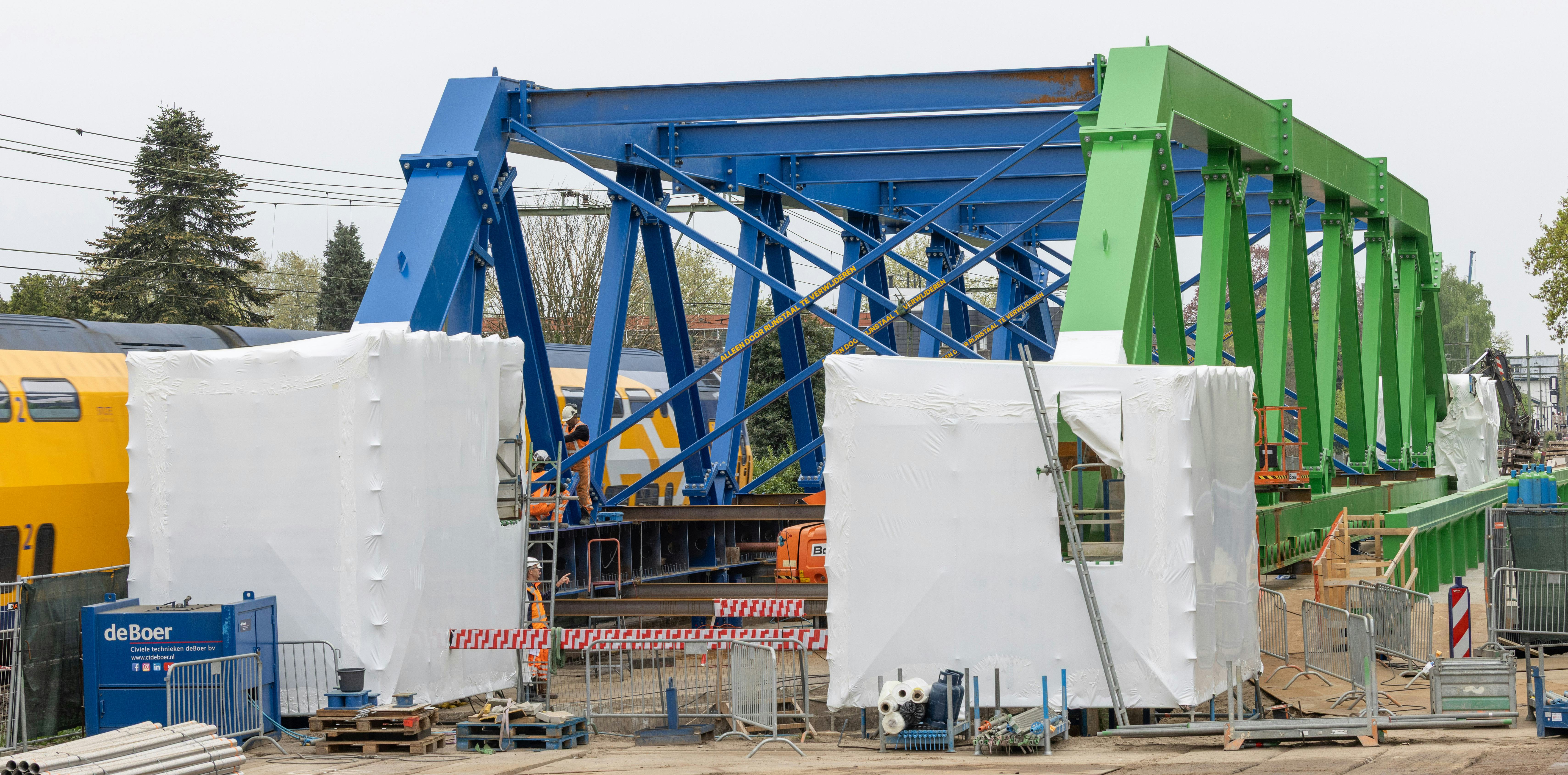 De tijdelijke spoorbrug bij Vught is gebouwd door Rijnstaal en op zijn plek geschoven door CT de Boer. Beide bedrijven opereren sinds kort onder de vlag van Sealteq. Foto: Sjef Prins - APA