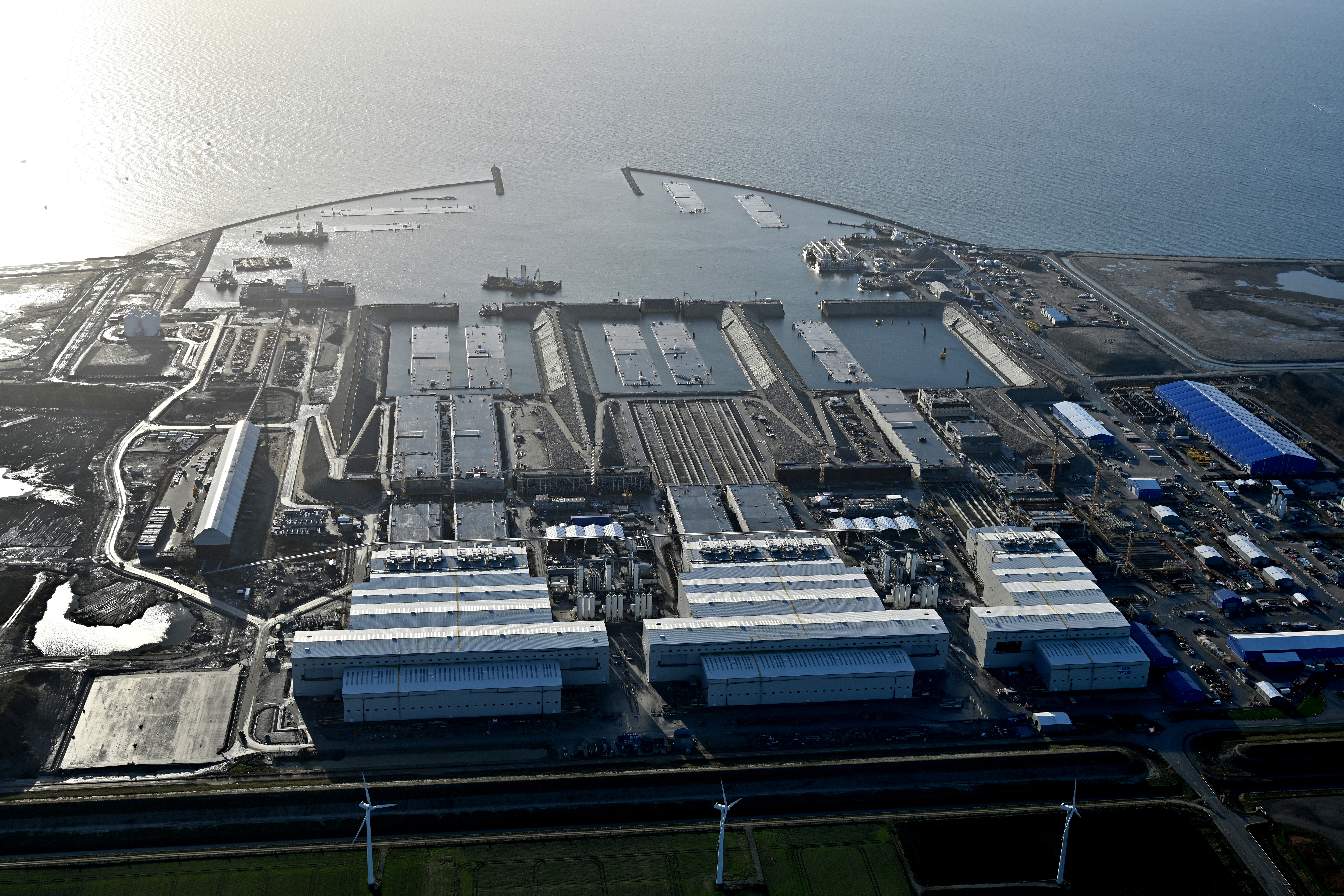 Bij de fabriek in Rodbyhavn liggen inmiddels 15 tunnelelementen klaar  om te worden afgezonken. Foto: Femern A/S. 