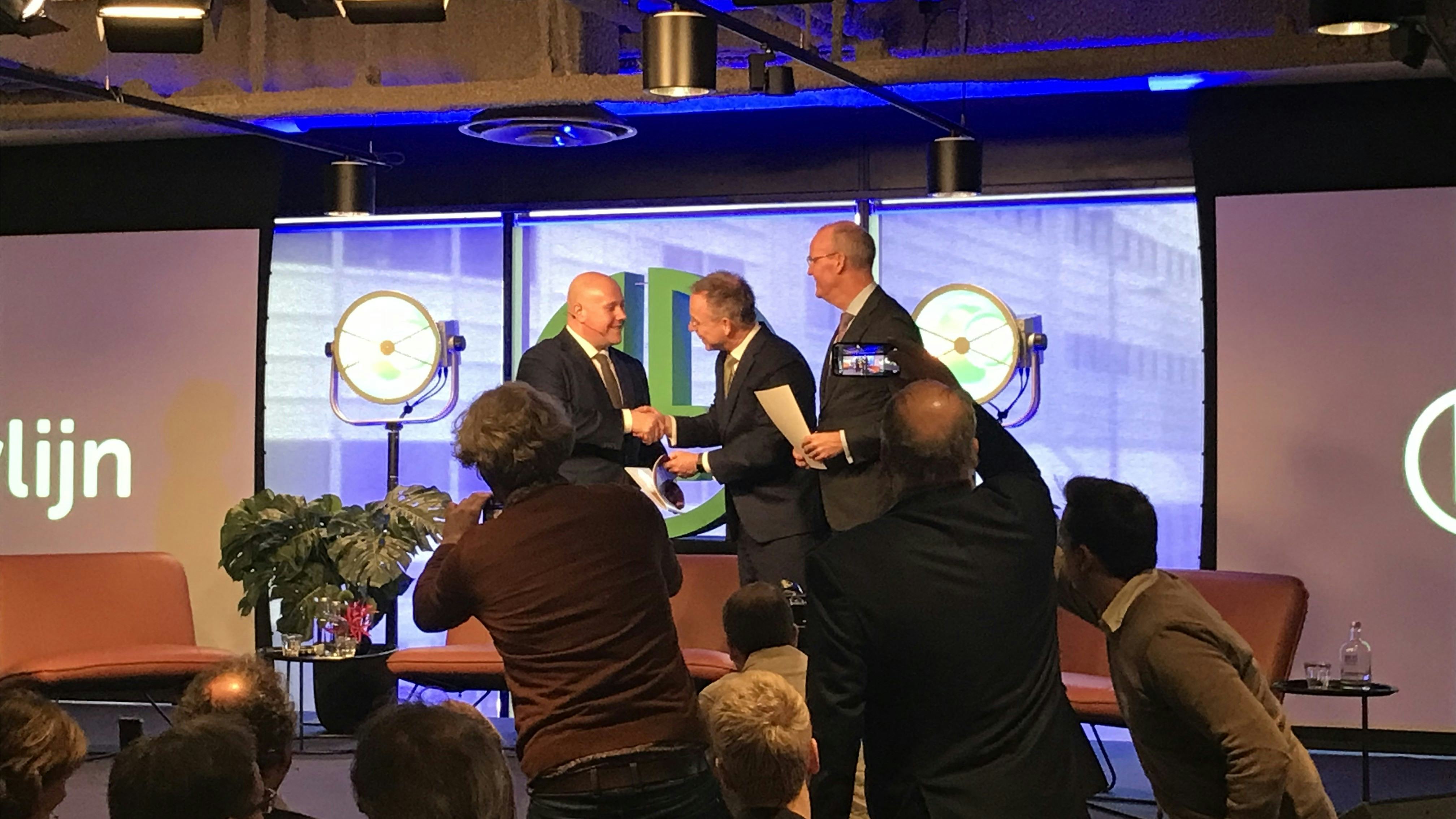 Voormalig DNB-directeur Klaas Knot presenteerde vrijdag zijn advies over hoe de bouw van de Lelylijn betaald kan worden. Staatssecretaris Thierry Aartsen (Infrastructuur en Waterstaat) nam zijn advies en het masterplan in ontvangst van René Paas als voorzitter van de Stuurgroep Lelylijn. Foto: Cobouw