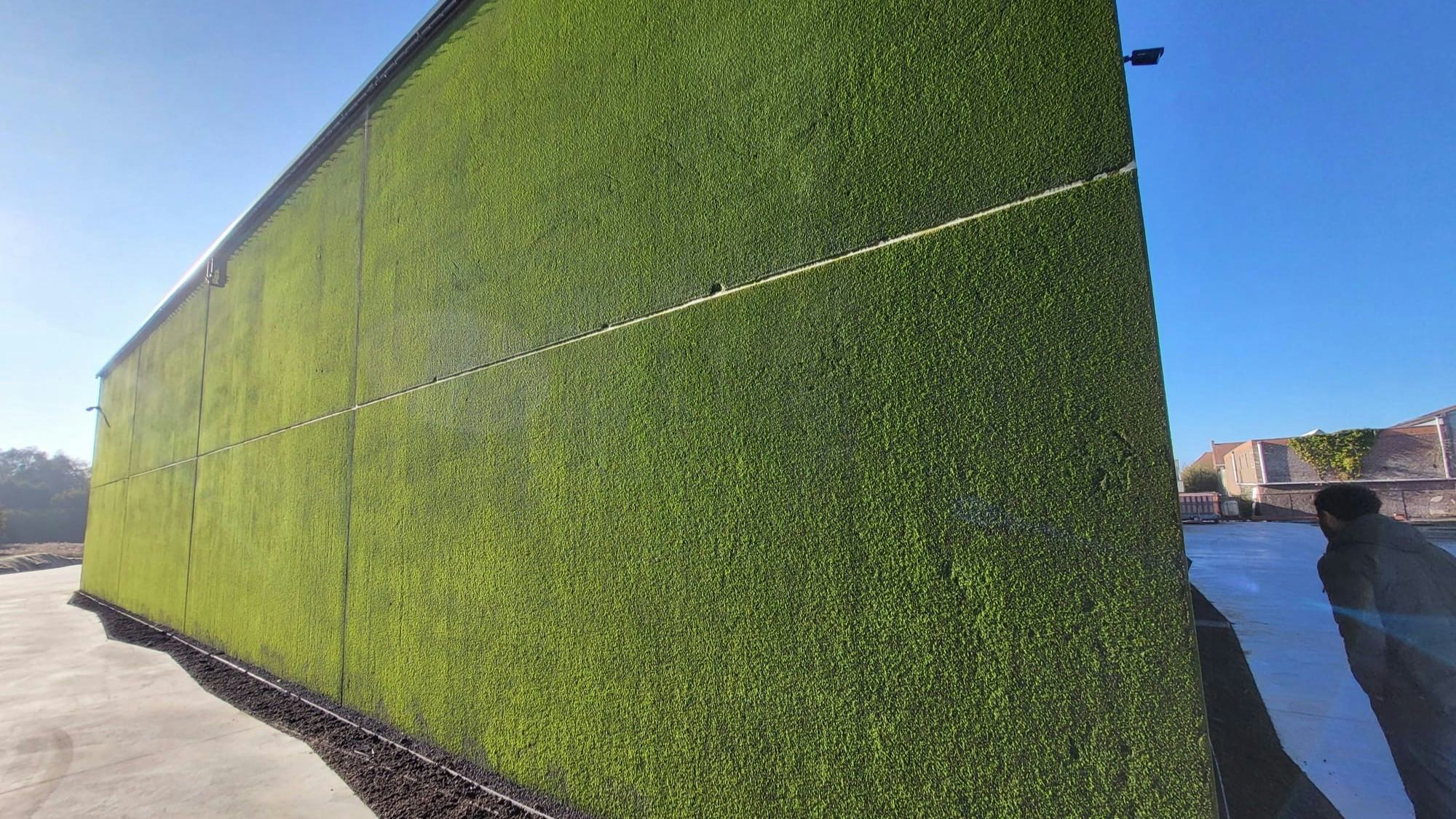 Het geluidsscherm van afgedankte betonnen damwanden dat momenteel in Hoofddorp verrijst, krijgt straks nog een extra afwerking.