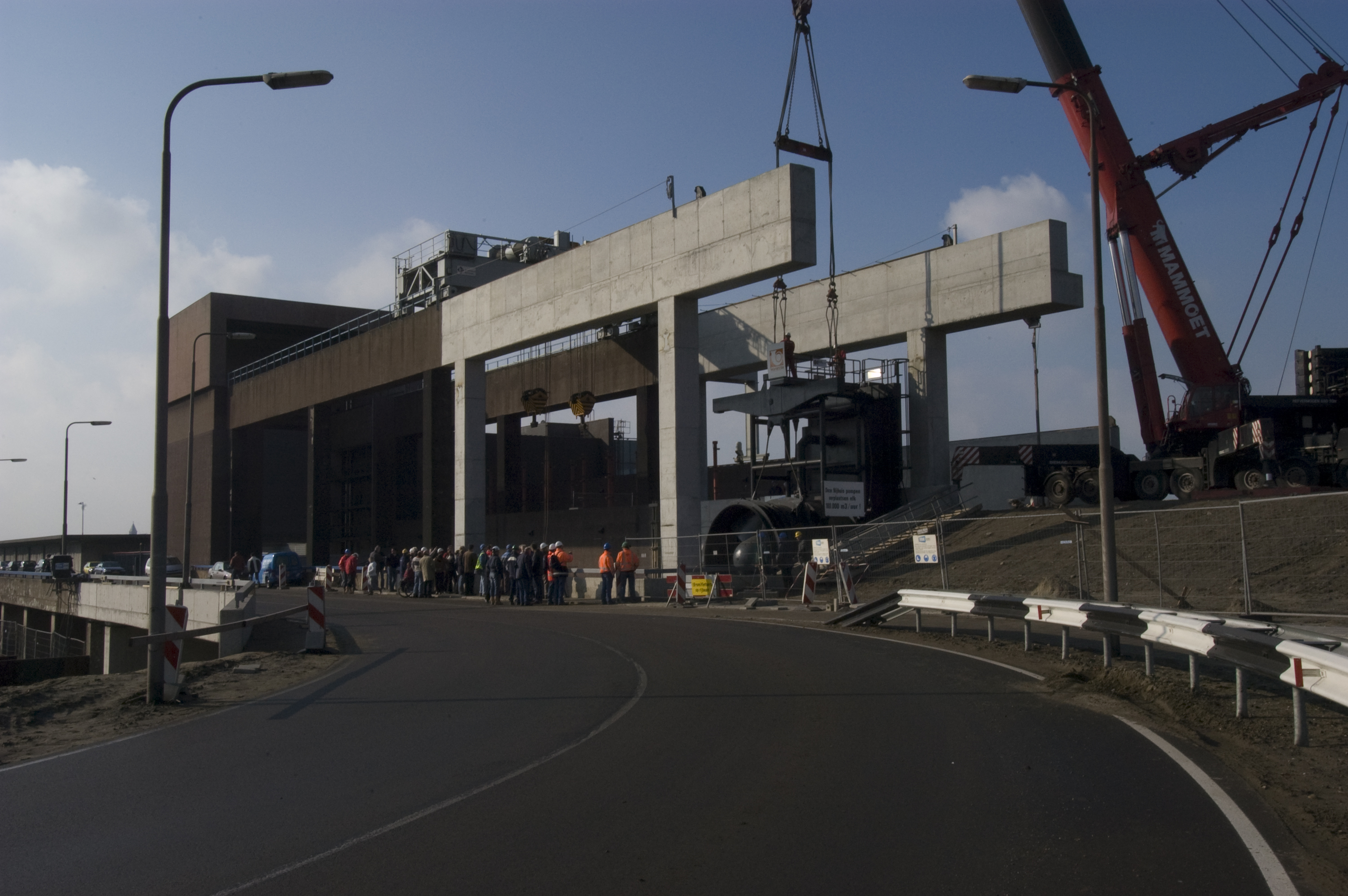 In 2004 werd het gemaal bij het sluiscomplex van IJmuiden uitgebreid met twee extra pompen. Foto: Beeldbank Rijkswaterstaat