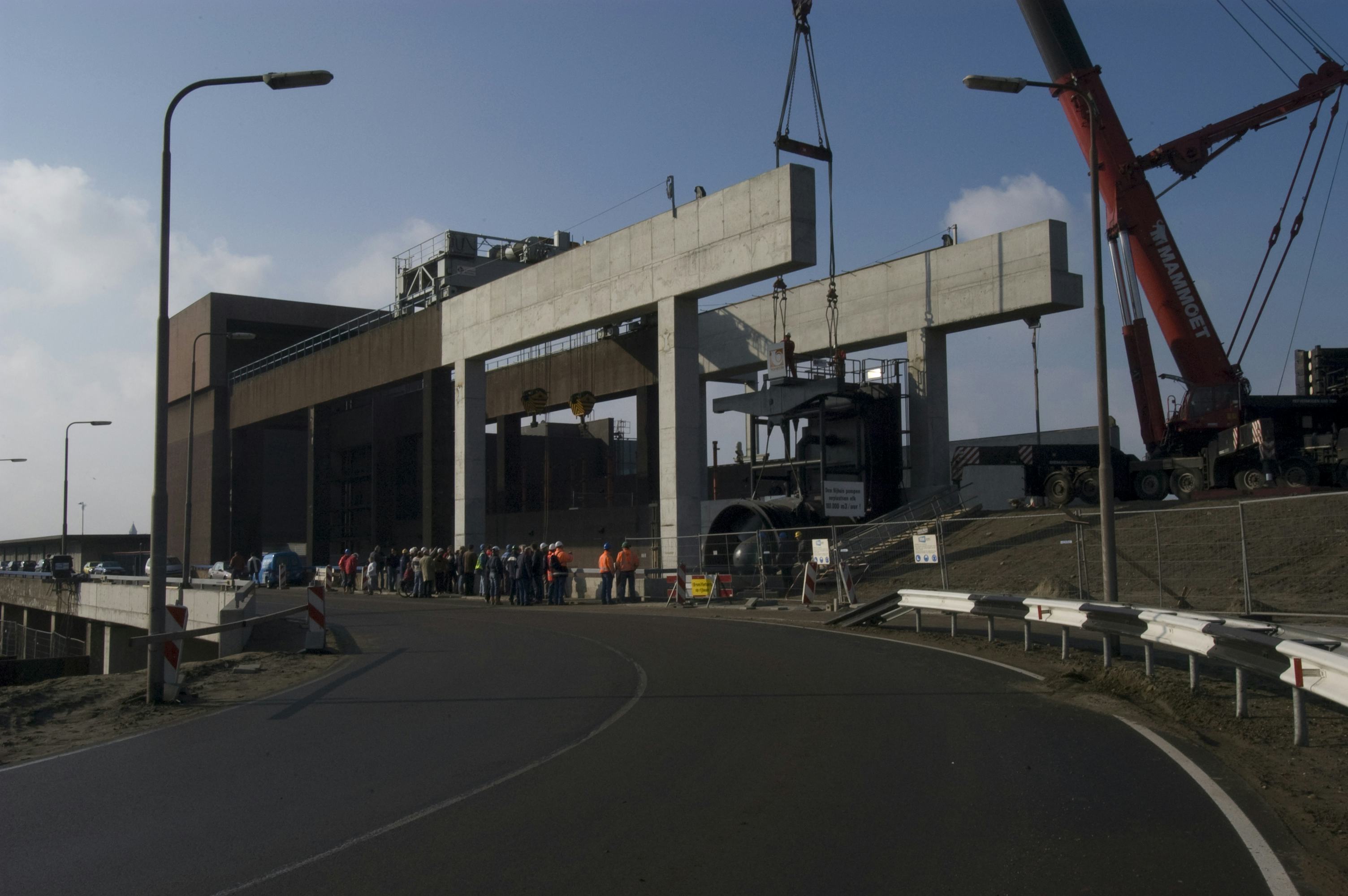In 2004 werd het gemaal bij het sluiscomplex van IJmuiden uitgebreid met twee extra pompen. Foto: Beeldbank Rijkswaterstaat