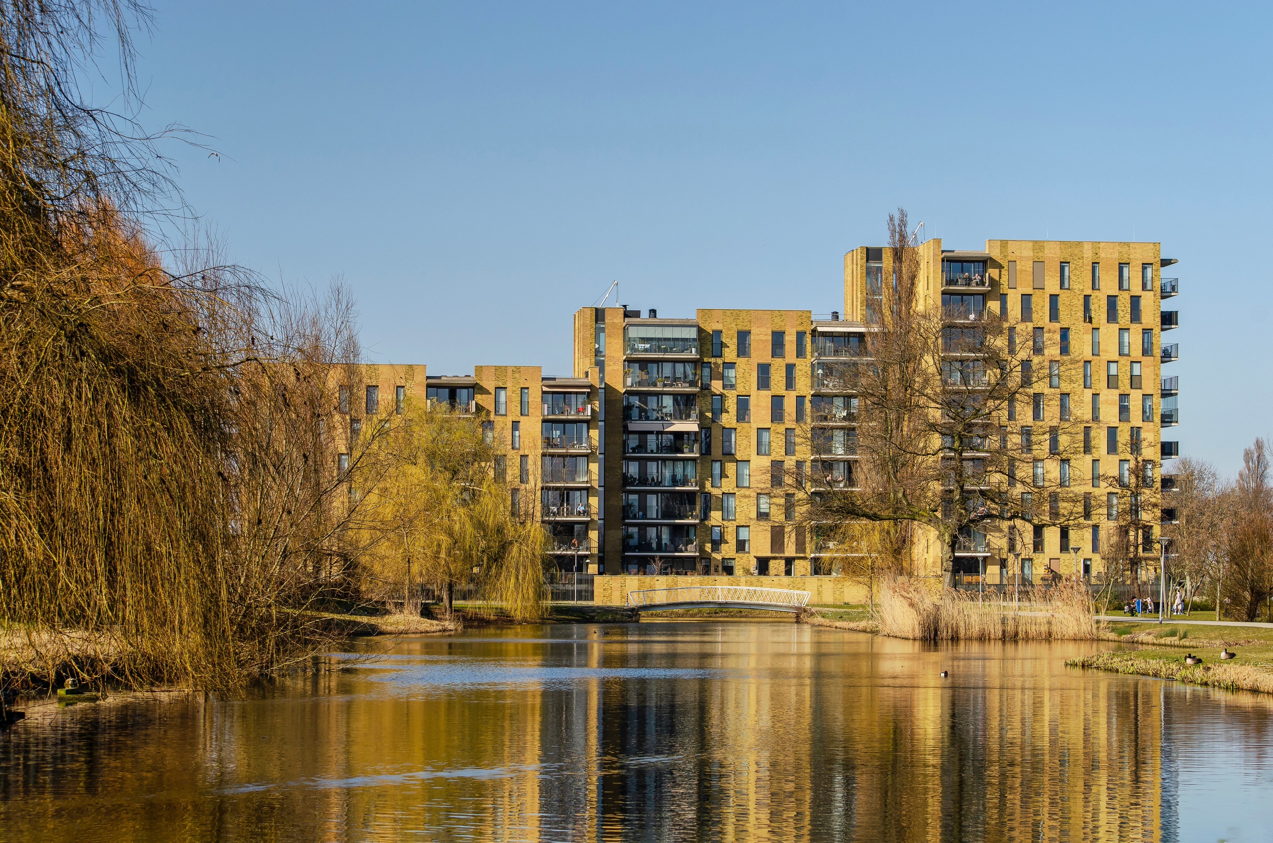 Appartementen in Vlaardingen, één van de gemeentes waar de woningbouw naar eigen zeggen is versneld door de Woningbouwimpuls. Foto: Frans Blok/Shutterstock