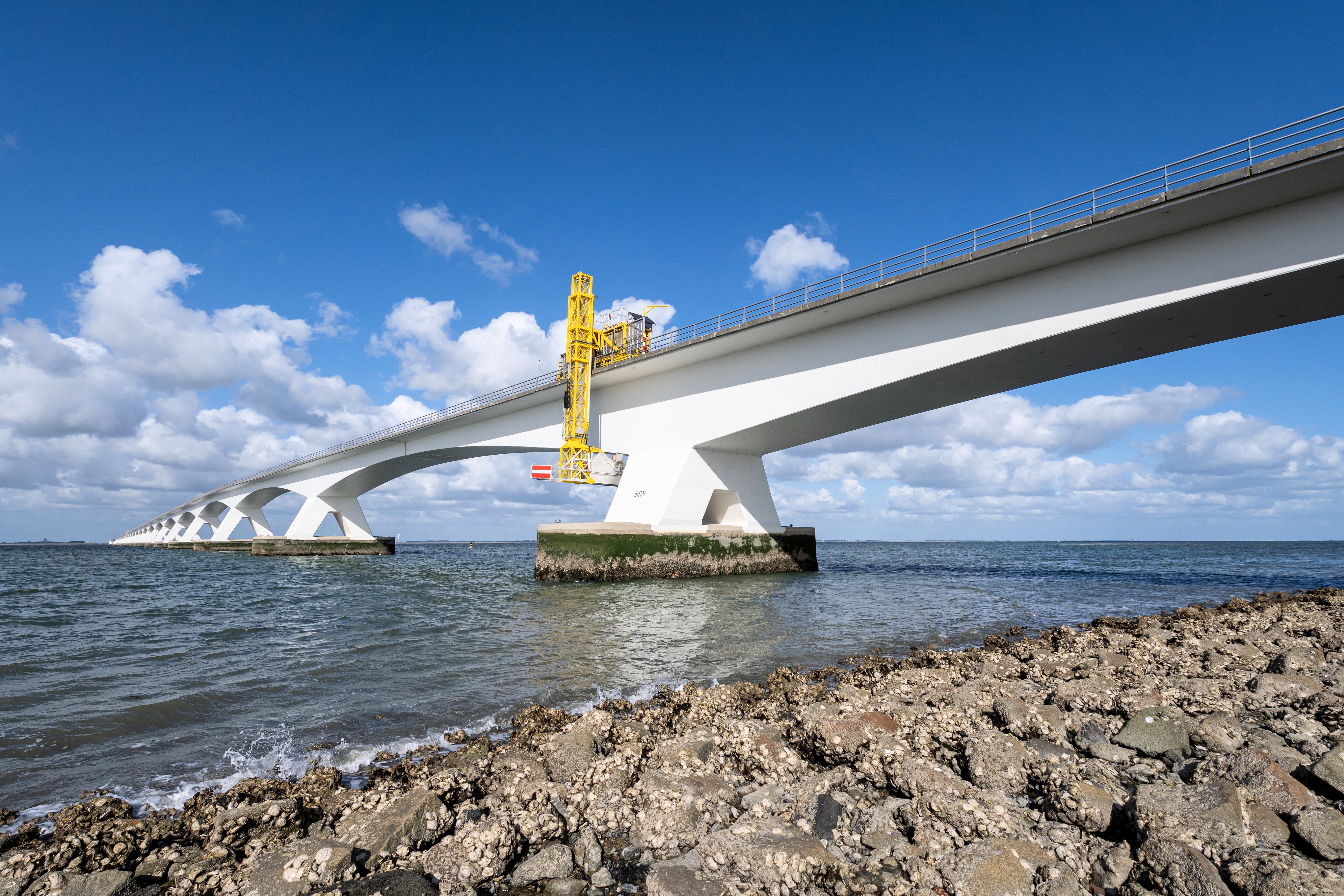 Over de Zeelandbrug rijdt nu veel meer en zwaarder verkeer dan in de beginjaren. Ook zijn de veiligheidsnormen voor het gebruik van de brug strenger geworden.