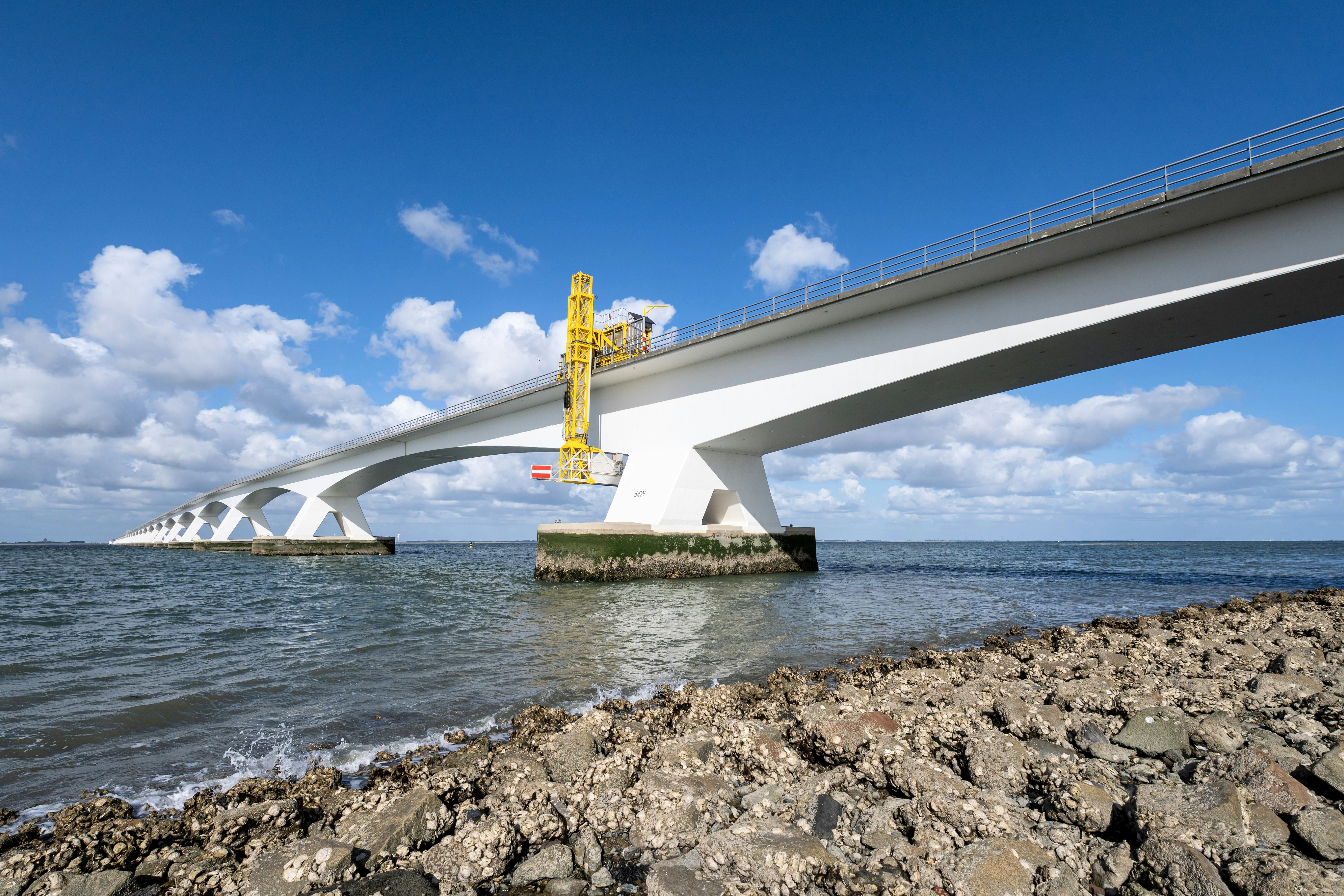 Over de Zeelandbrug rijdt nu veel meer en zwaarder verkeer dan in de beginjaren. Ook zijn de veiligheidsnormen voor het gebruik van de brug strenger geworden.