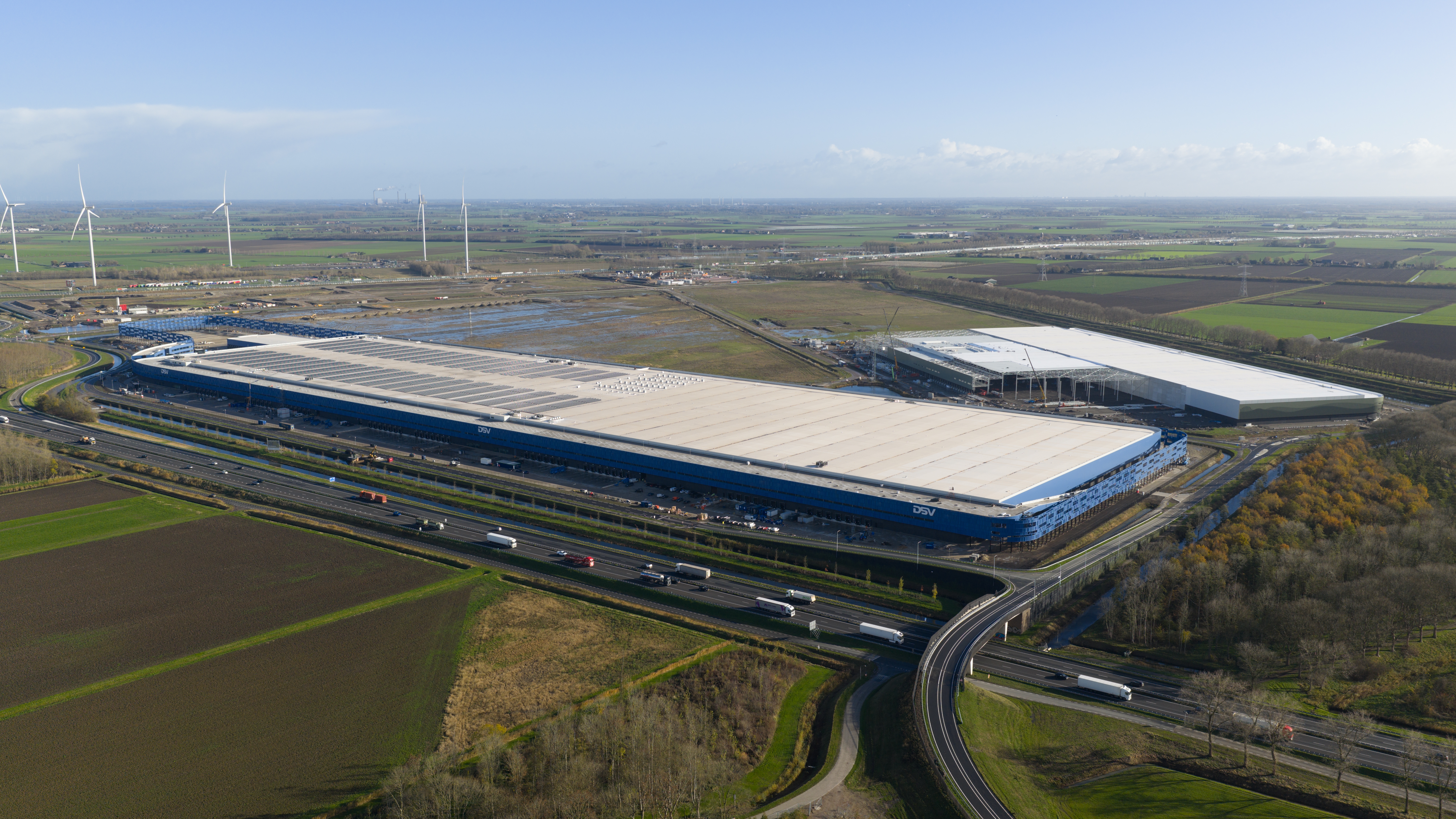 Dit mega-distributiecentrum werd onlangs opgeleverd in Moerdijk. De komende jaren komen er maar weinig van dit soort grote hallen bij. Foto: Shutterstock/ Make more Aerials