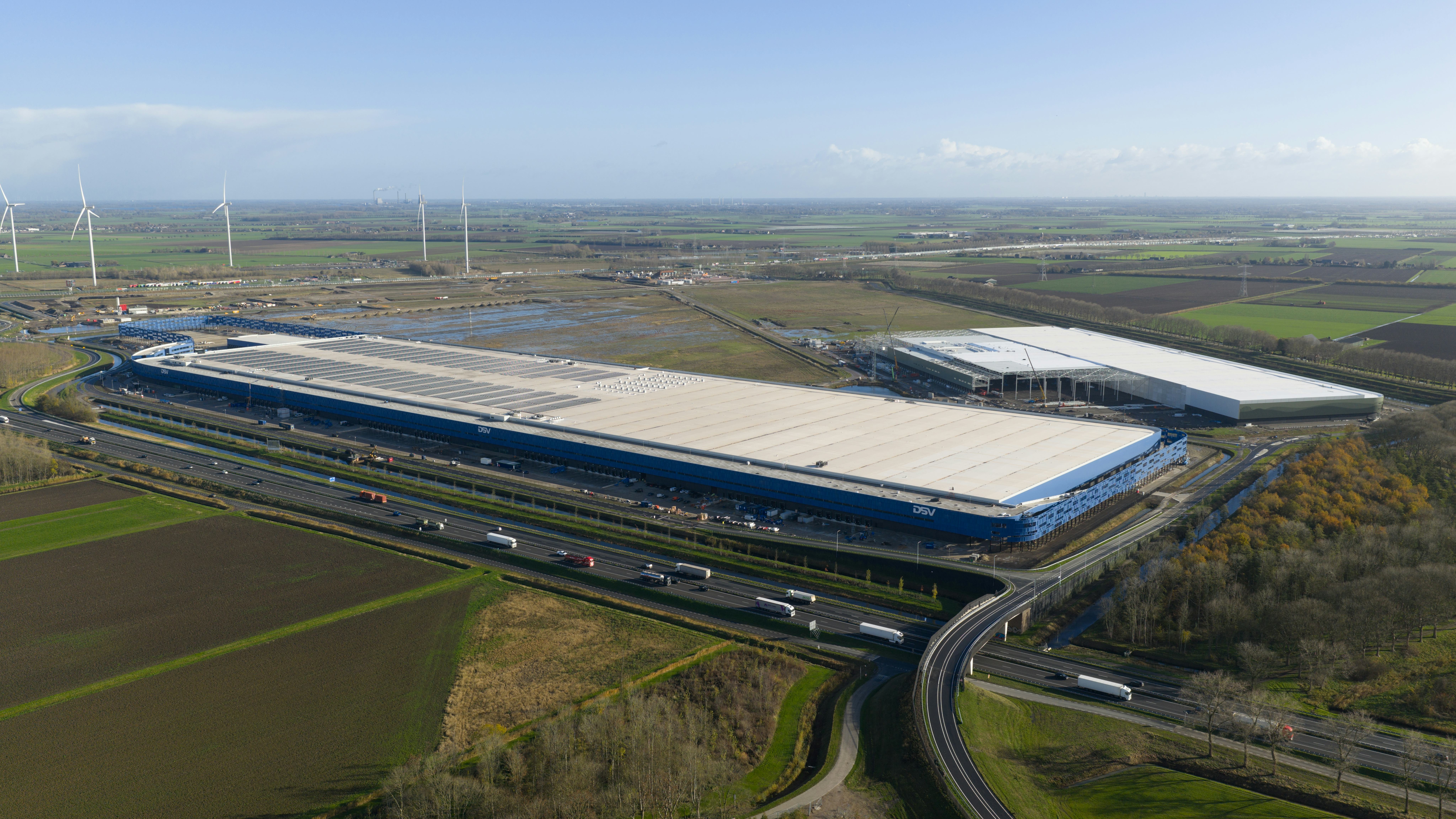 Dit mega-distributiecentrum werd onlangs opgeleverd in Moerdijk. De komende jaren komen er maar weinig van dit soort grote hallen bij. Foto: Shutterstock/ Make more Aerials