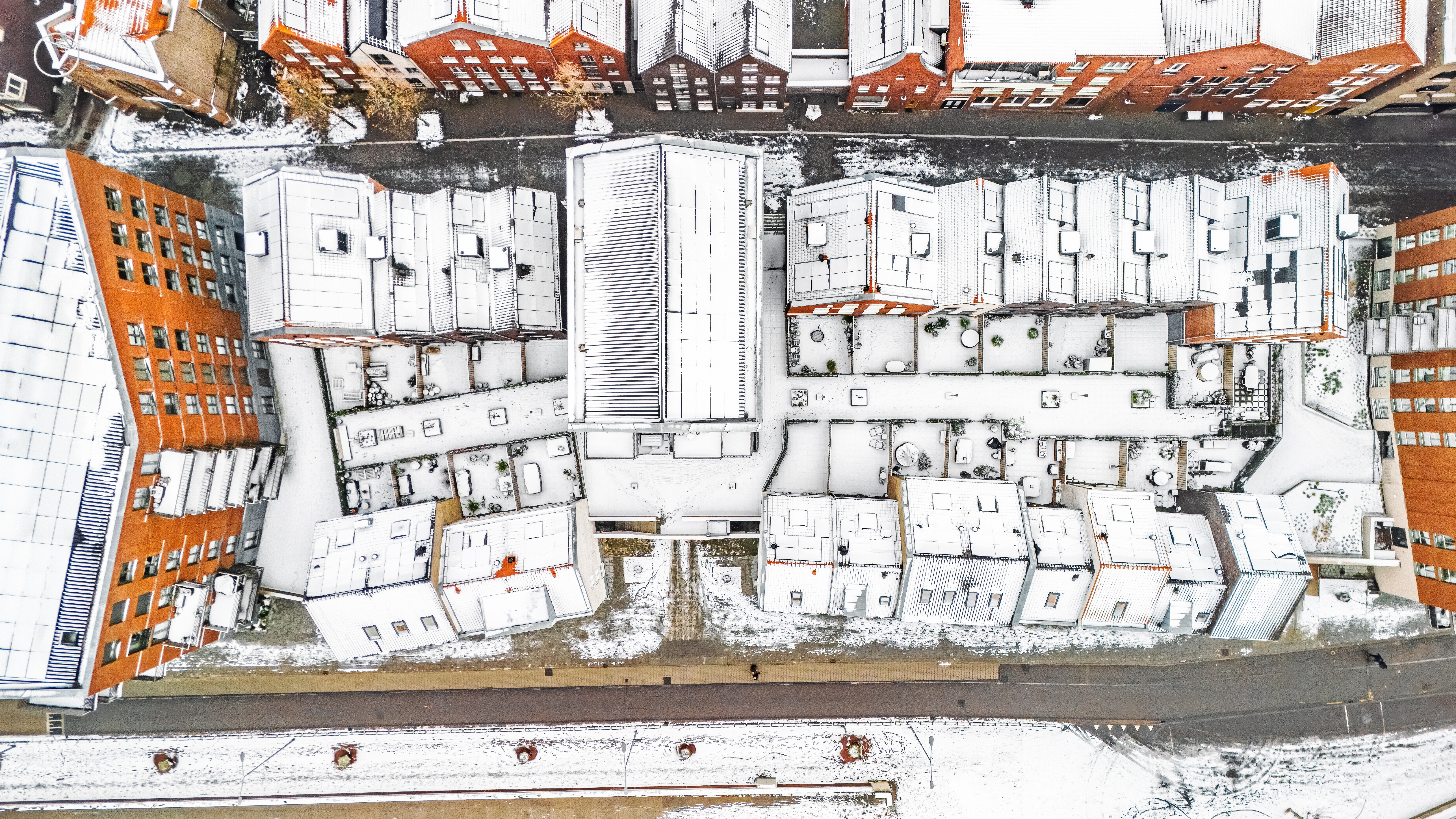 Cobouw Pro onderzocht het afschot van grote gebouwen. Veel daken blijken nauwelijks af te lopen en dat is een probleem. Op de foto staan daken in Venlo. Foto: JaySi/Shutterstock