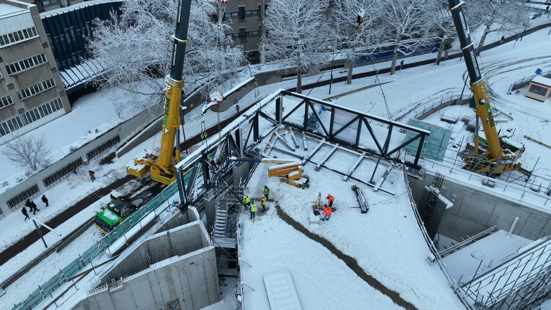 Inhijsen van spanten in de sneeuw. Foto: Vink Bouw