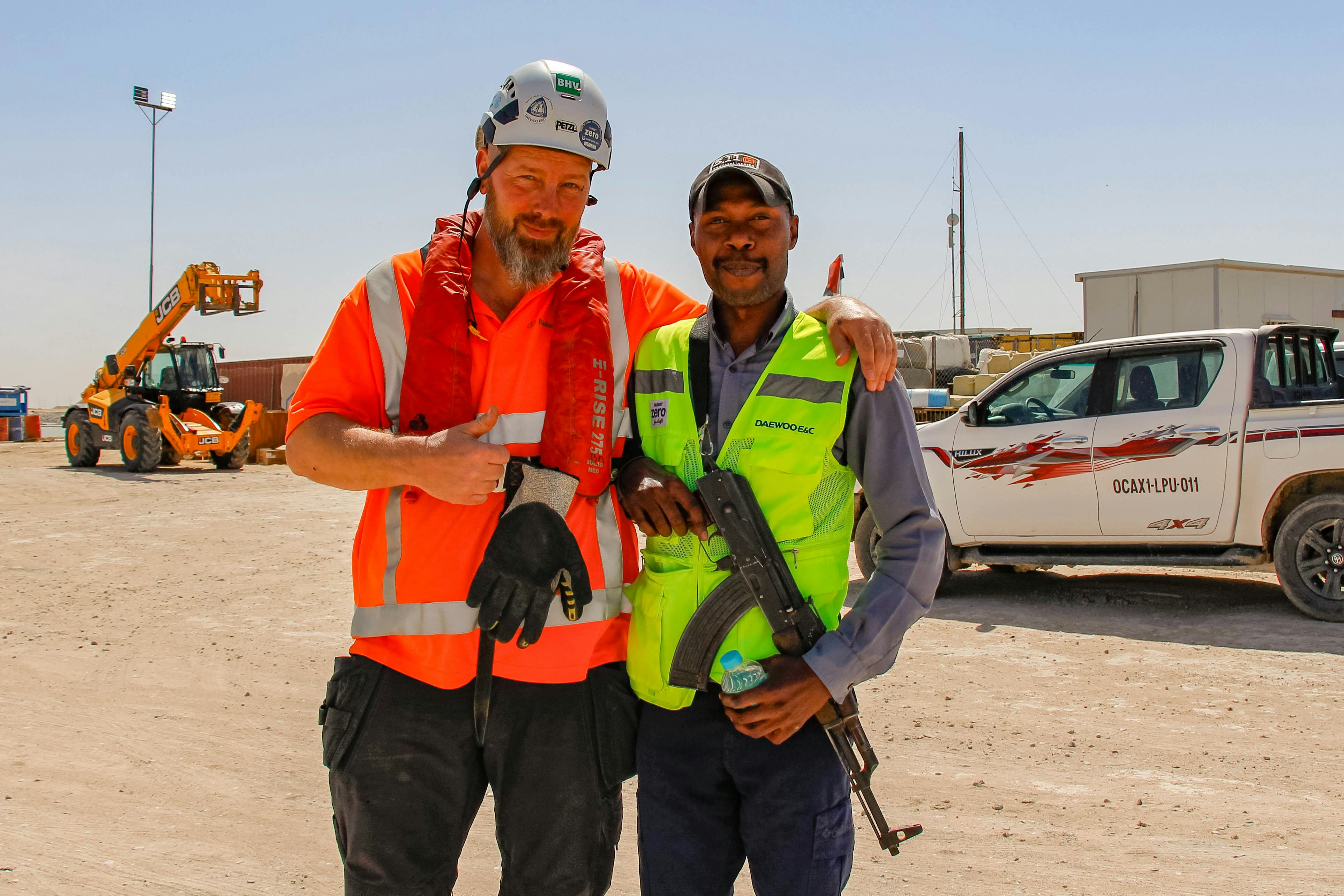 Ondanks bewakers met Kalasjnikovs op de bouwplaats werden toch een keer total-stations en andere kostbare apparatuur gestolen. Foto: Ballast Nedam.  