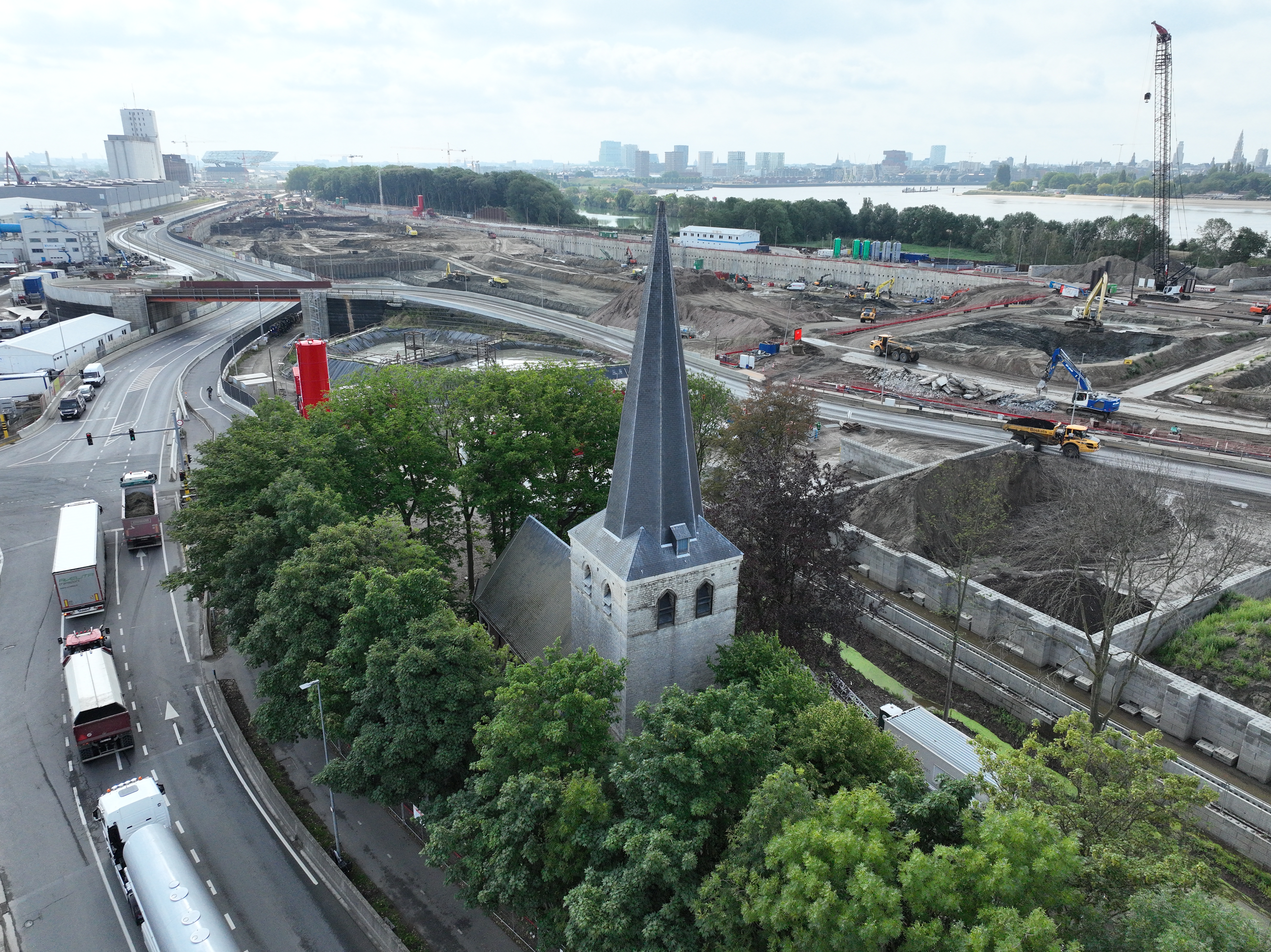 Het kerkje van het voormalige polderdorp Oosterweel heeft als enige de uitbreiding van de Antwerpse haven overleefd. Het krijgt een hoofrol in het stadspark dat bovenop de ring van Antwerpen komt zodra die rond 2033 eindelijk is gesloten. Foto: Lantis. 