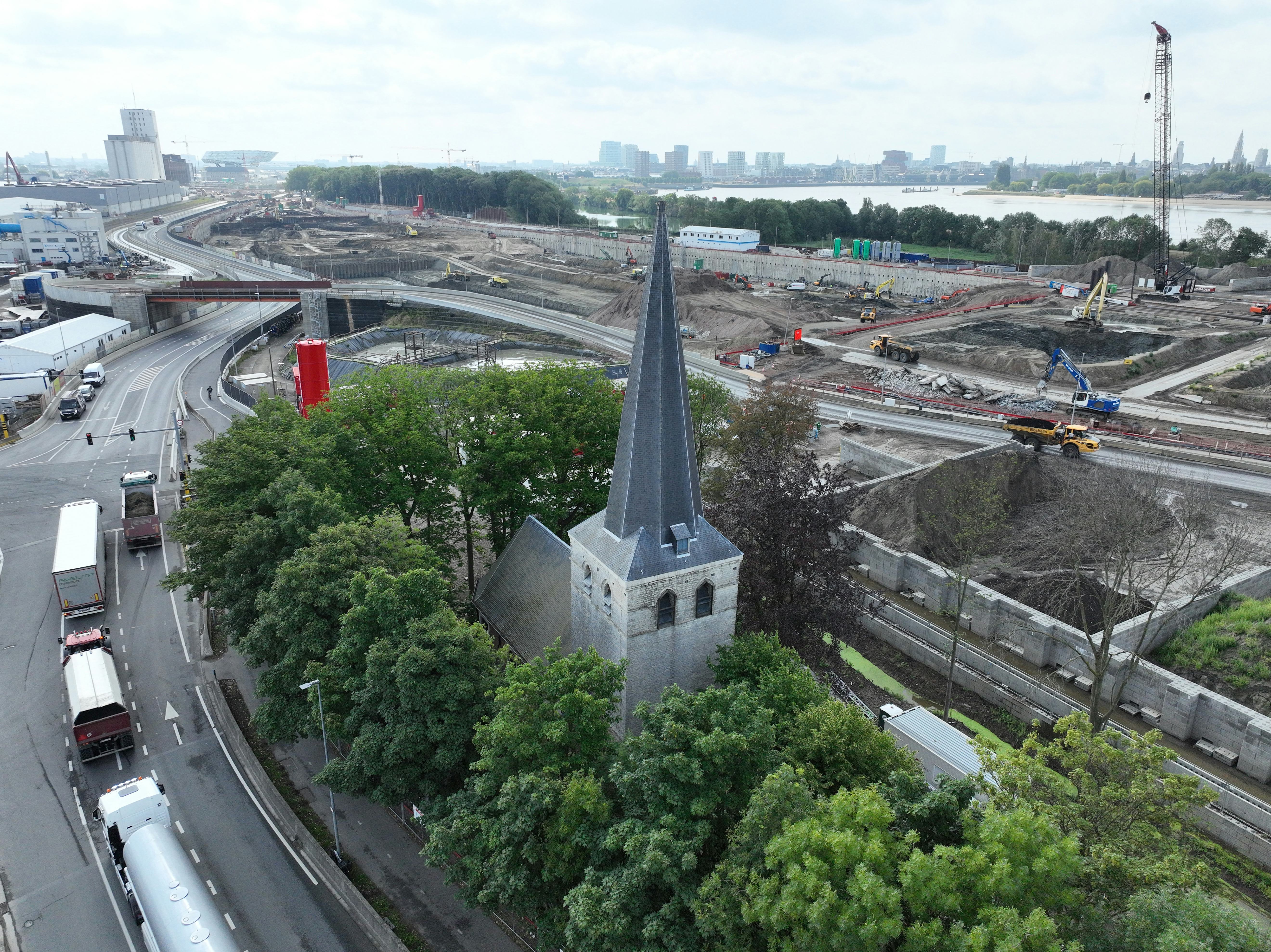 Het kerkje van het voormalige polderdorp Oosterweel heeft als enige de uitbreiding van de Antwerpse haven overleefd. Het krijgt een hoofrol in het stadspark dat bovenop de ring van Antwerpen komt zodra die rond 2033 eindelijk is gesloten. Foto: Lantis. 