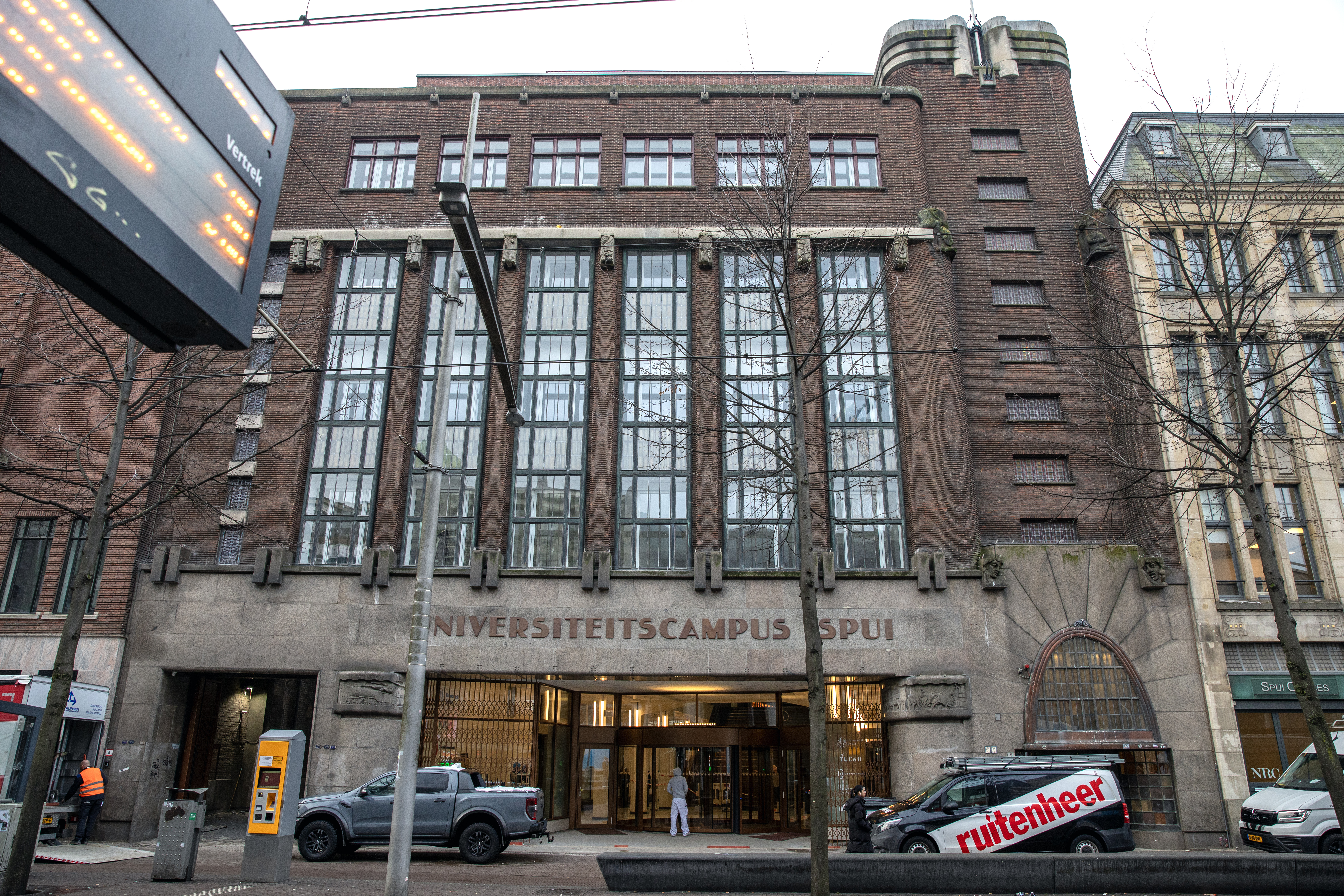 De universiteit Leiden neemt voor haar nieuwe pand in Den Haag de monumentale entree van de voormalige V&D aan het Spui weer in gebruik. Die verpieterde nadat bij een uitbreiding in 1964 het warenhuis de hoofdingang naar de Grote Marktstraat had verplaatst. Foto: Suzanne van de Kerk.