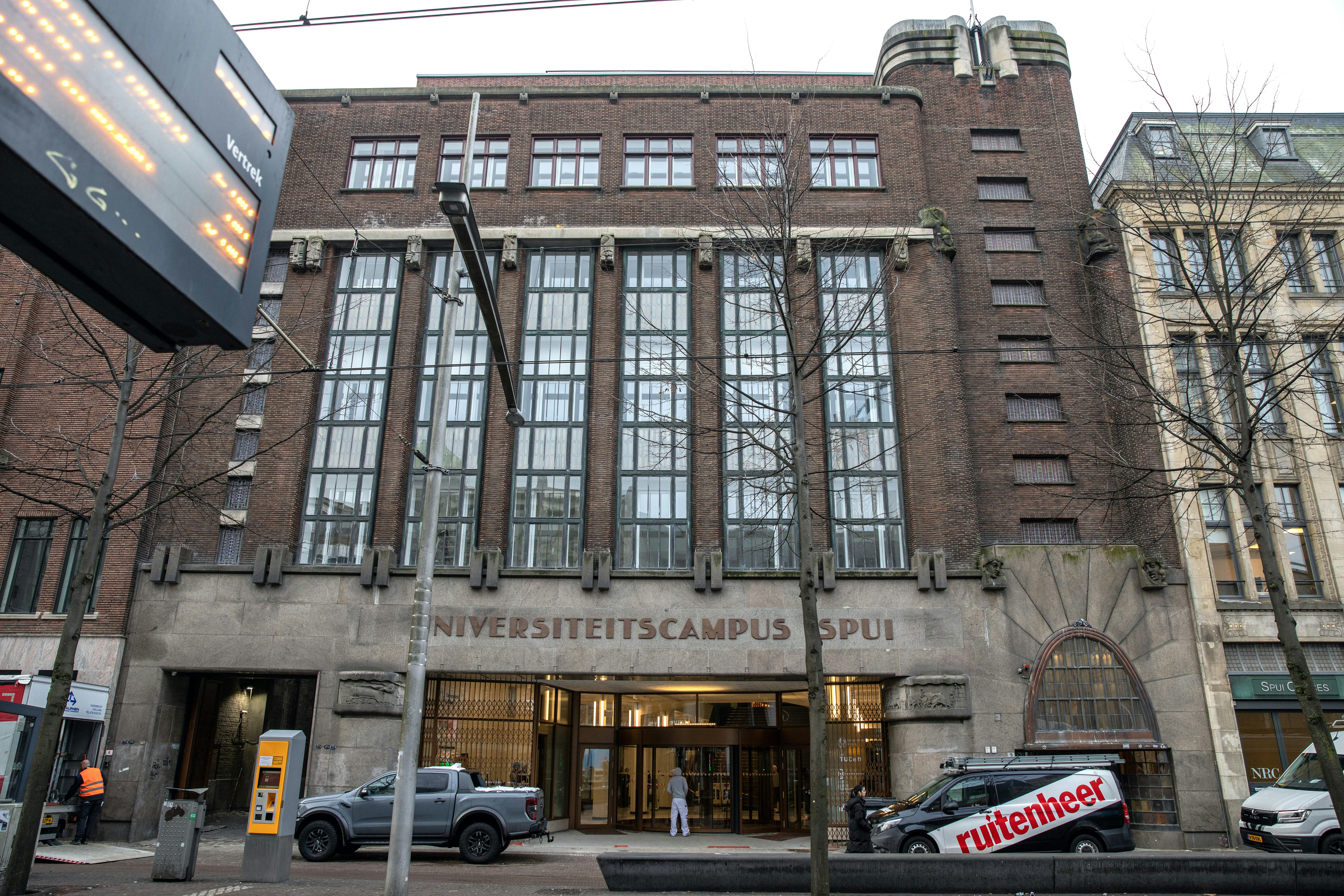 De universiteit Leiden neemt voor haar nieuwe pand in Den Haag de monumentale entree van de voormalige V&D aan het Spui weer in gebruik. Die verpieterde nadat bij een uitbreiding in 1964 het warenhuis de hoofdingang naar de Grote Marktstraat had verplaatst. Foto: Suzanne van de Kerk.