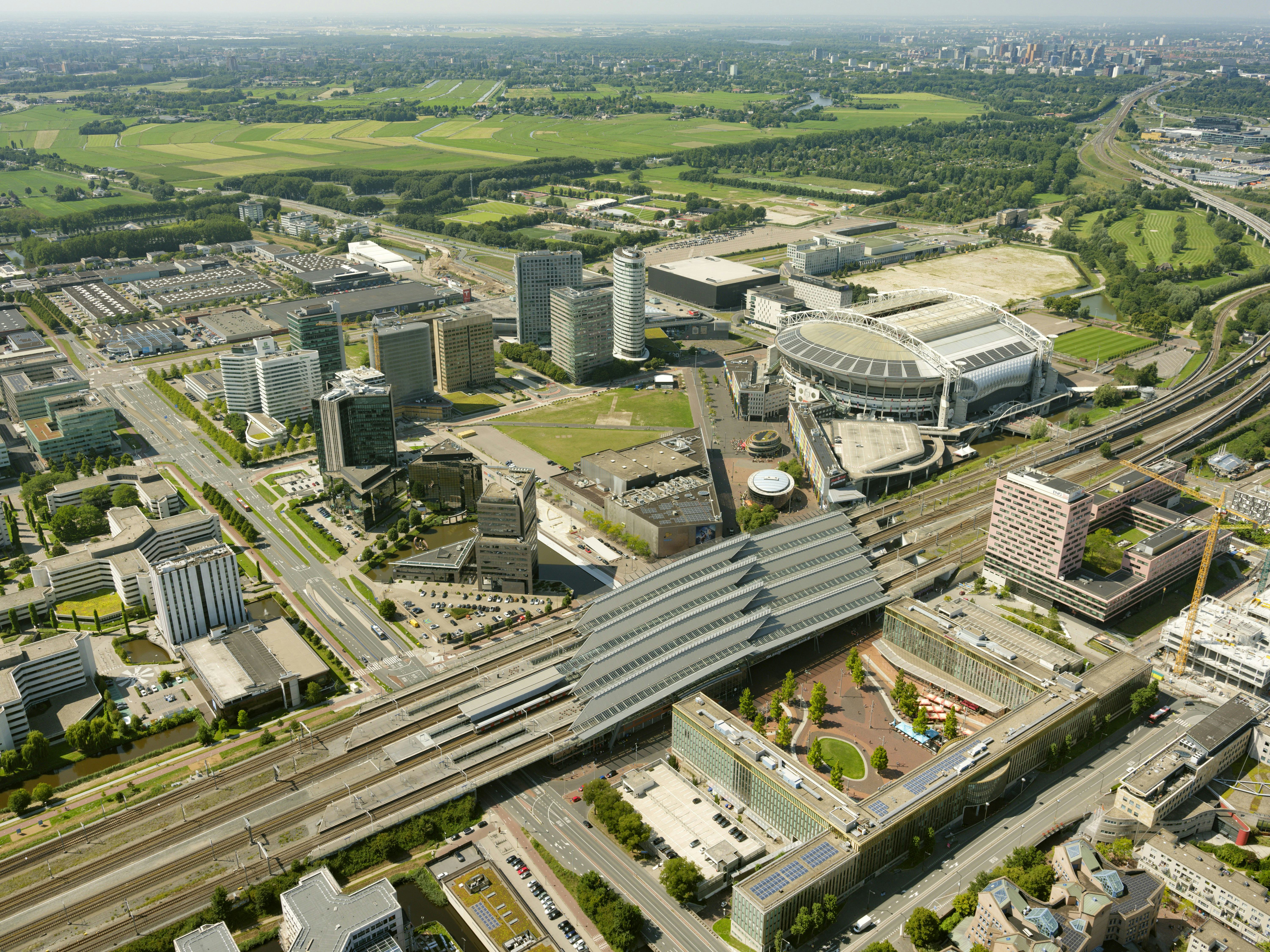 Amsterdam, Arenapoort met onder het Hoekenrodeplein en station Amsterdam Bijlmer Arena, links de Hoogoorddreef, rechts de Johan Cruijff ArenA. Foto: ANP/Hollandse Hoogte/Marco van Middelkoop