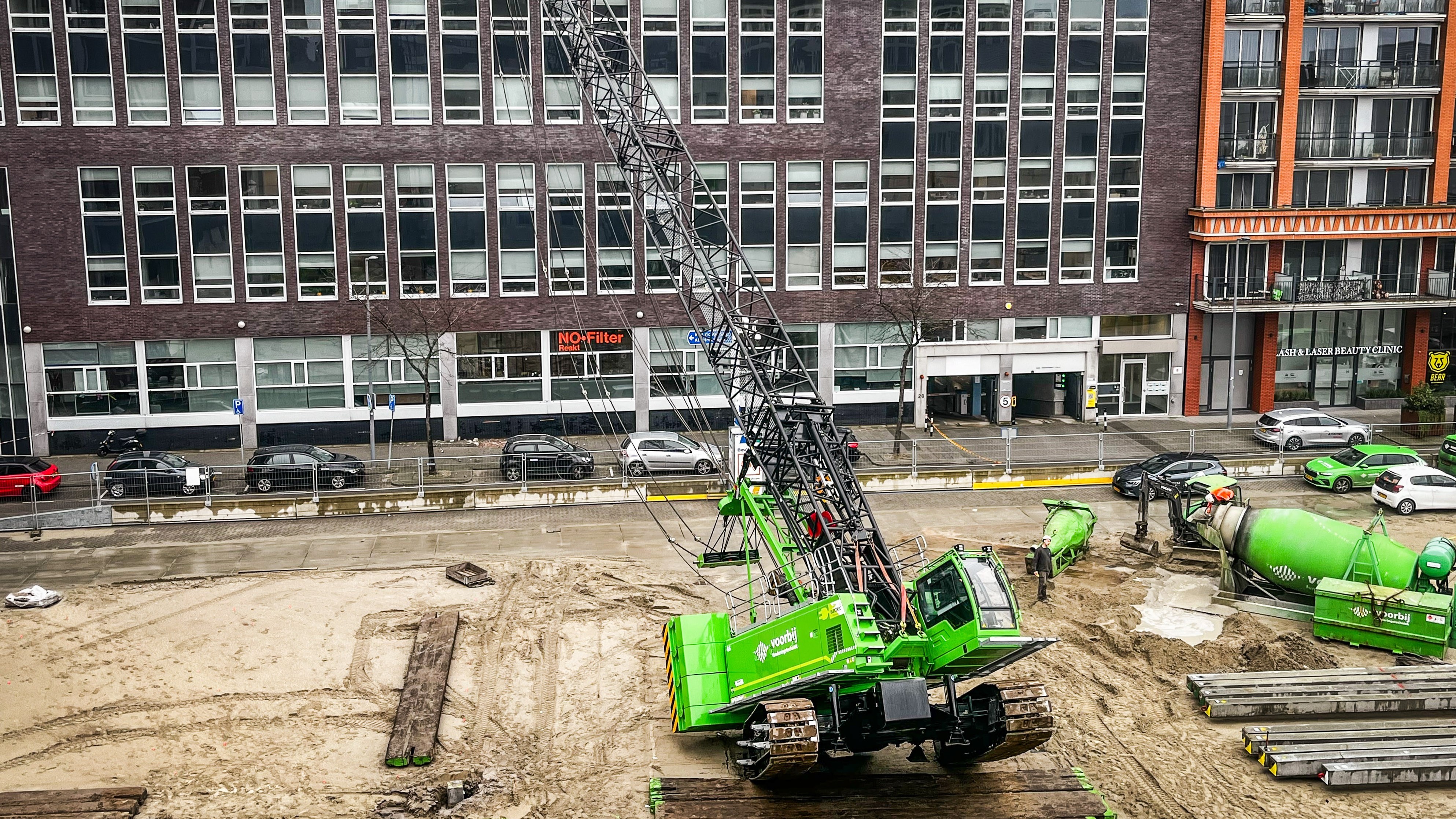 Een bouwkraan is omgevallen in het centrum van Rotterdam. Een deel van de kraan heeft een naastgelegen flat geraakt en beschadigd. Er zijn geen gewonden gevallen. Foto: ANP
