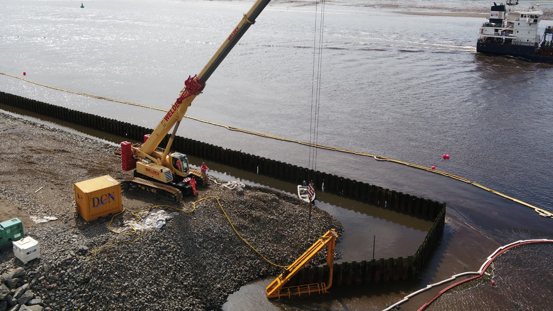 De damwandverwijderaar aan het werk in het Schotse havenstadje Bowling. Foto: DCN Diving