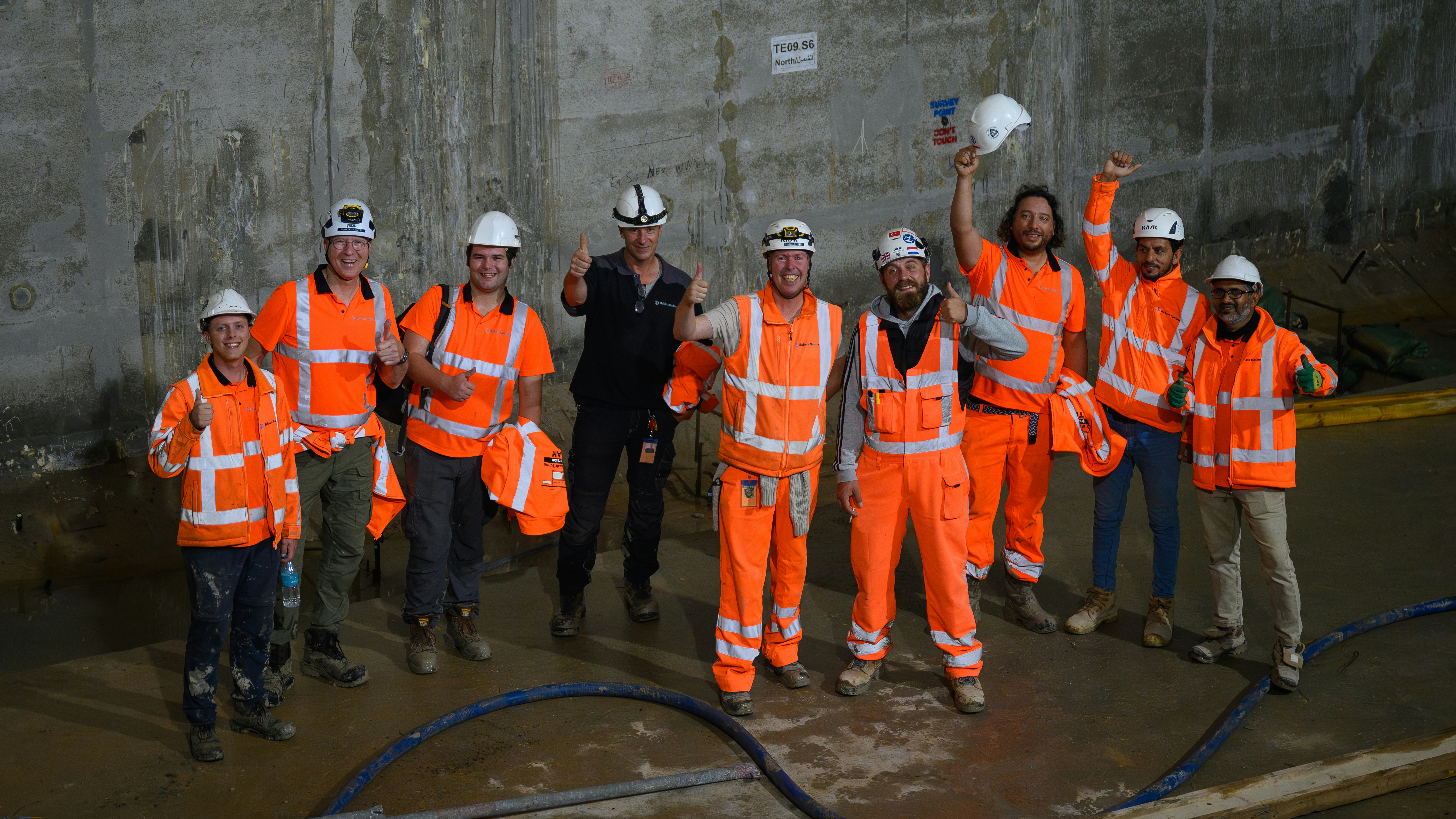 Een deel van de crew, direct na het afzinken. Foto: Ballast Nedam / Paul Bakker