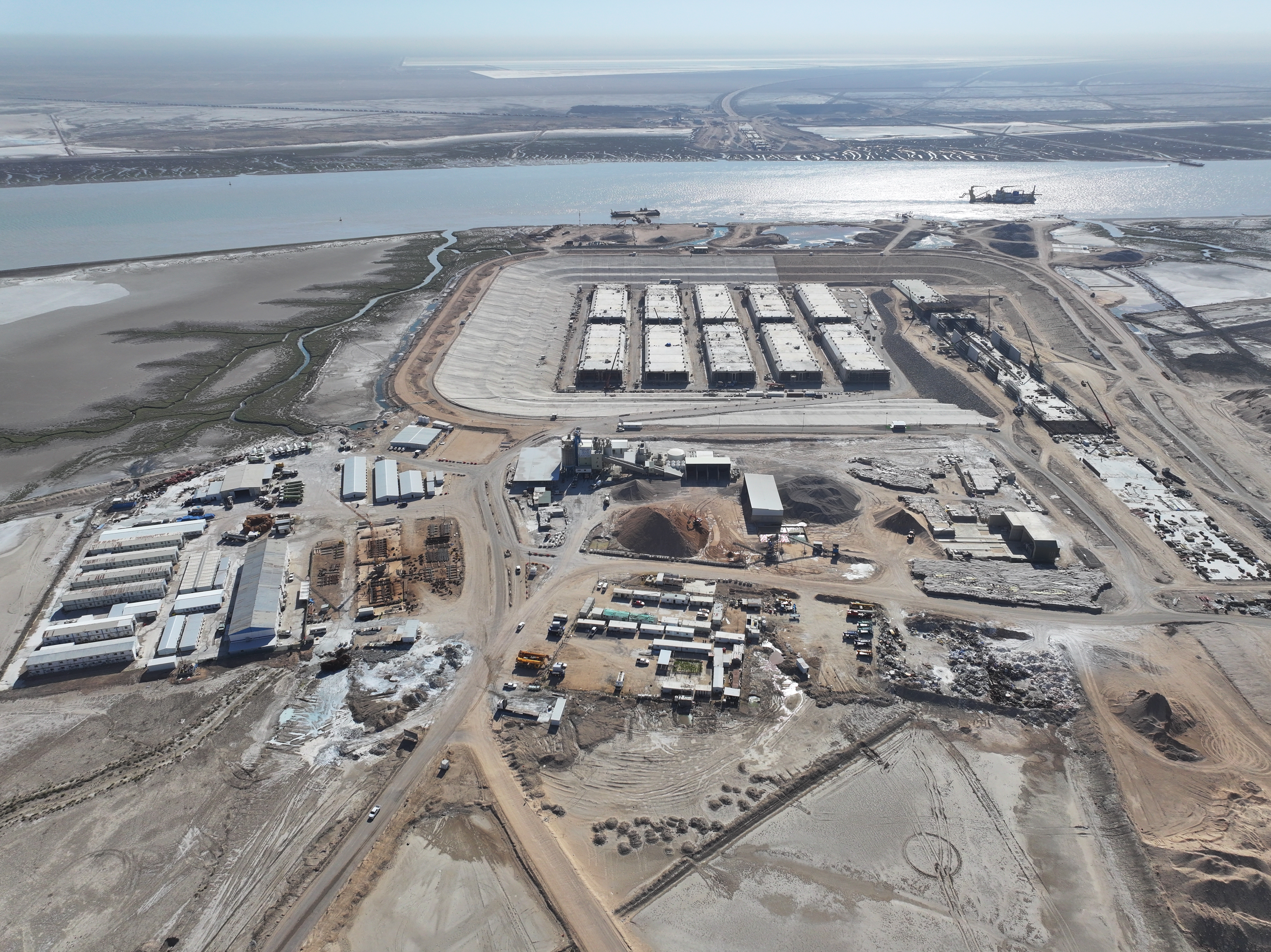 Het bouwdok bevond zich, net als de bewaakte compound voor de medewerkers, pal naast het landhoofd. 