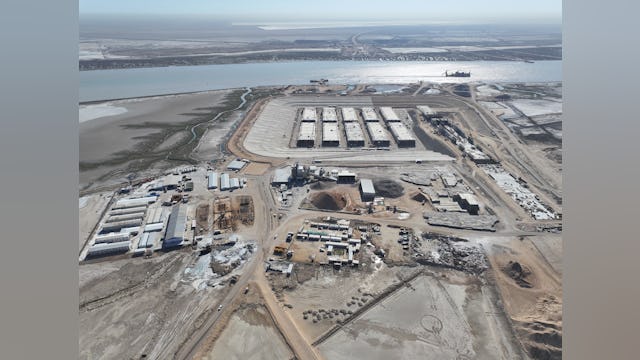 Het bouwdok bevond zich, net als de bewaakte compound voor de medewerkers, pal naast het landhoofd.