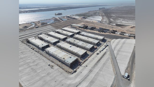 Het bouwdok langs de rivier, vlak voordat het onder water werd gezet. Foto: Ballast Nedam.