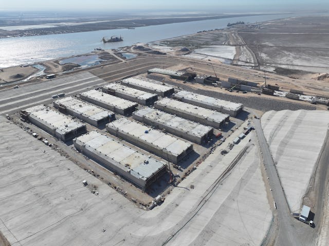 Het bouwdok langs de rivier, vlak voordat het onder water werd gezet. Foto: Ballast Nedam.