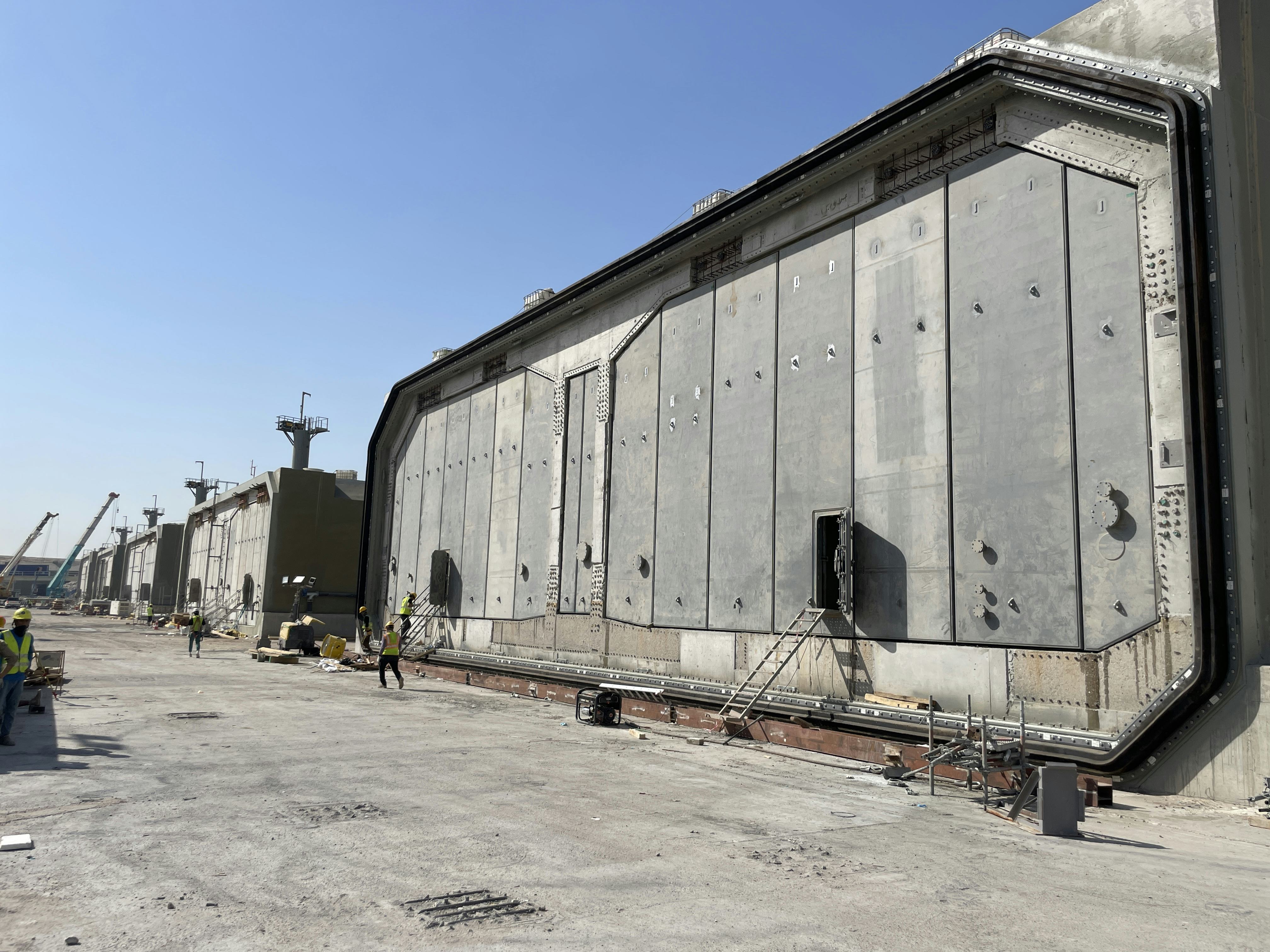 De elementen in het bouwdok naast de afzinklocatie. Ze zijn al voorzien van de Gina-profielen voor de waterdichte aansluiting. Foto: Ballast Nedam