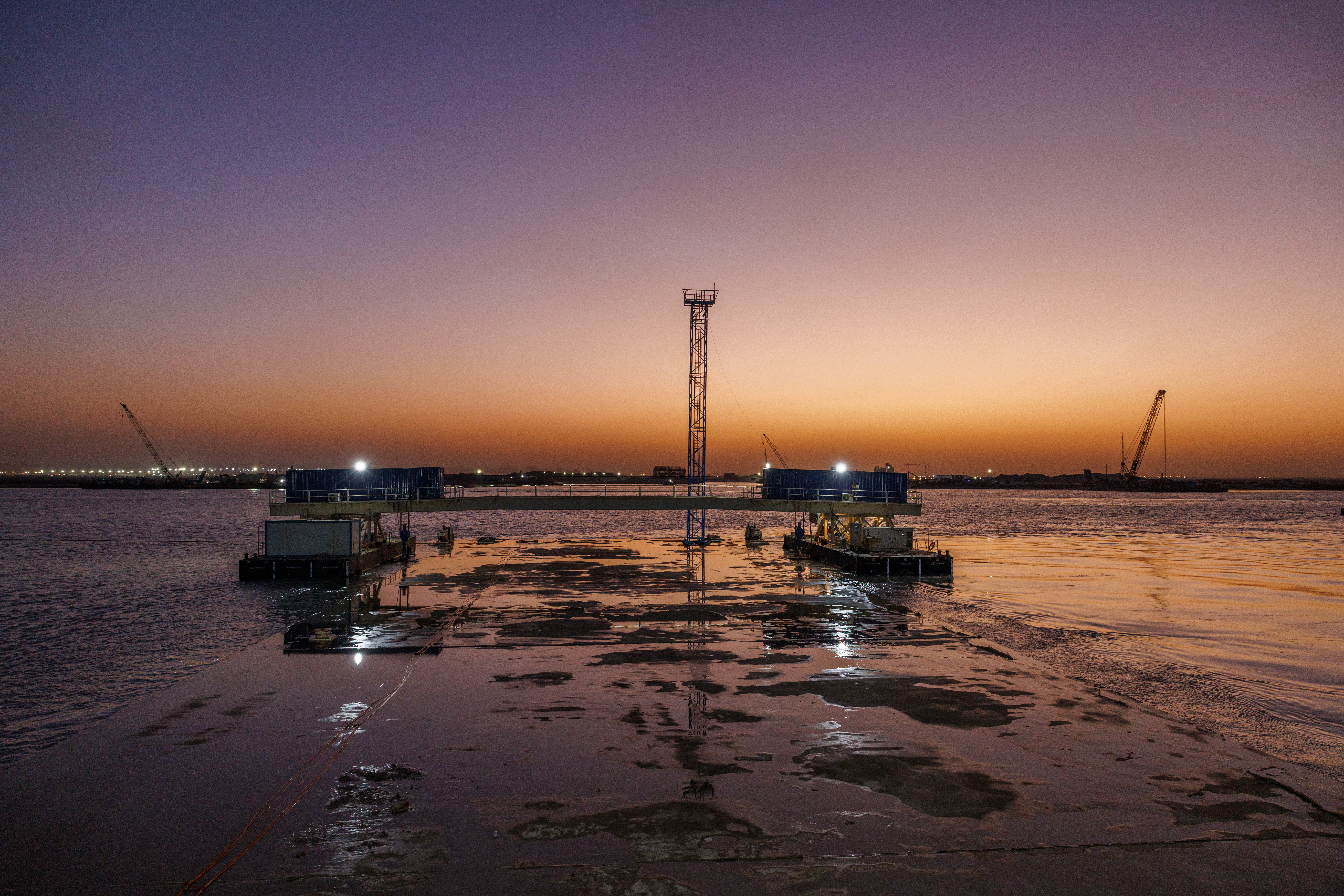 Een tunnelelement zakt door de waterlijn tijdens het afzinken op de Khor al Zubair-rivier in Irak. Foto: Ballast Nedam