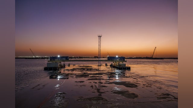 Een tunnelelement zakt door de waterlijn tijdens het afzinken op de Khor al Zubair-rivier in Irak. Foto: Ballast Nedam